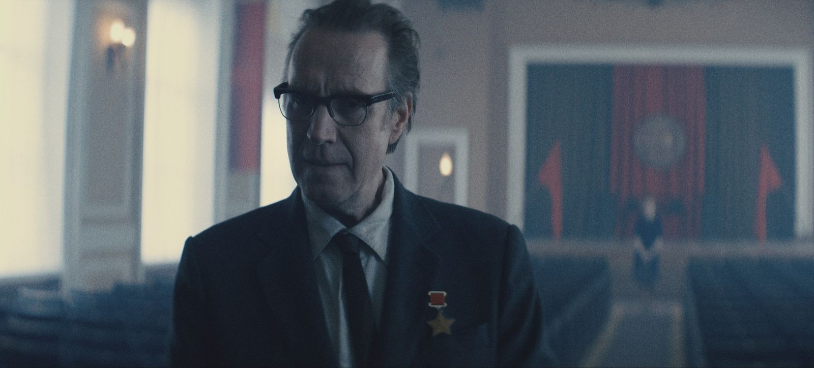 Der Chefkonstrukteur (Rhys Ifans) steht unter der Knute der Partei, die fast schon absurde Vorgaben für das Raumfahrtprogramm macht. (Bild: © Apple TV)