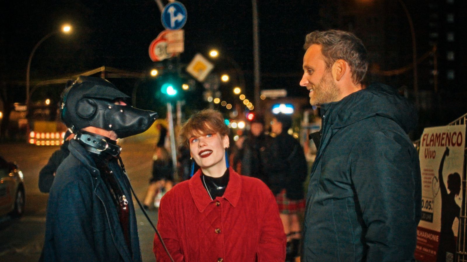 Ortstermin am Berliner Nachtclub „KitKat“: Psychologe Leon Windscheid (rechts) will herausfinden, wie aufgeklärte Großstädter ticken. (Bild: ZDF/Mika Völker)