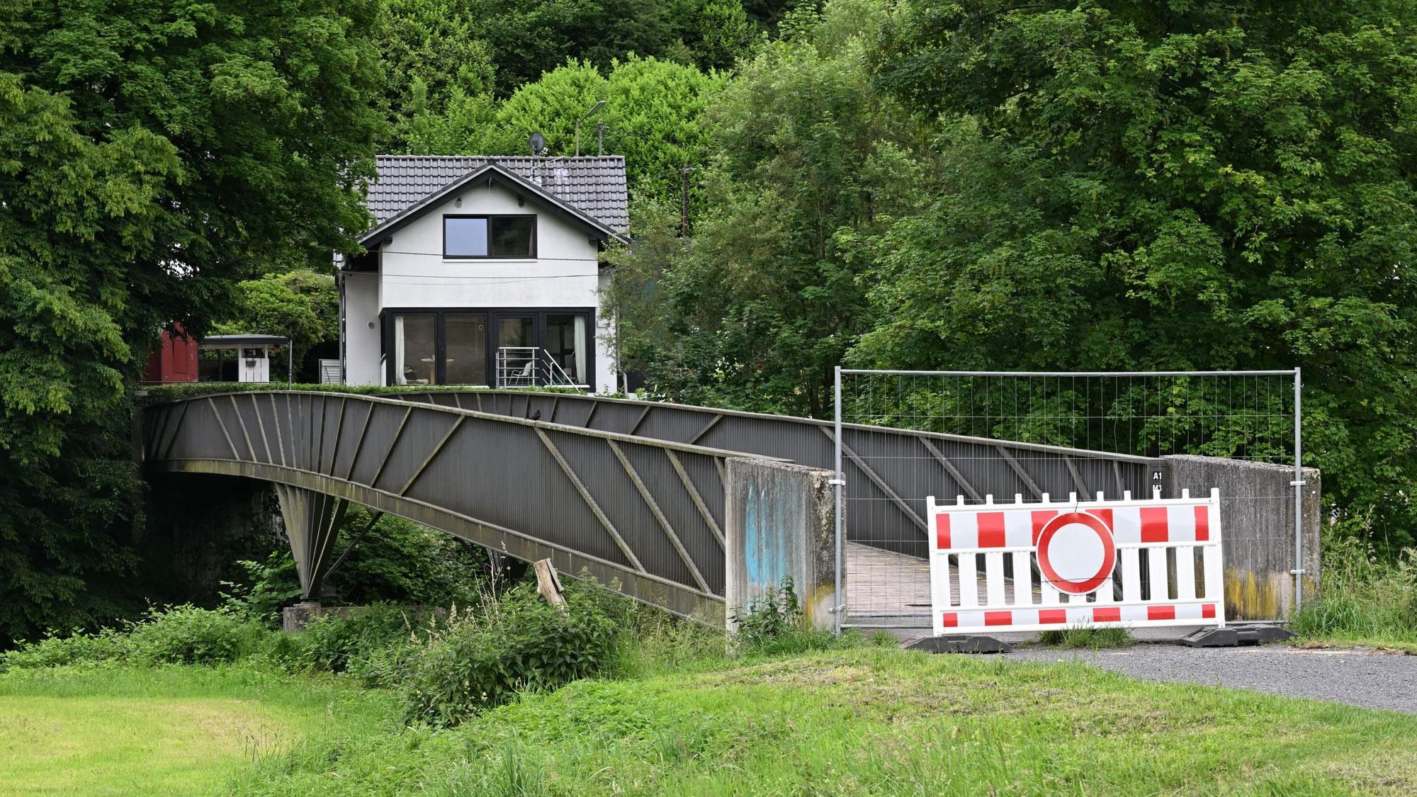 Fußgängerbrücke am Gut Eichtal ist mit einem Zaun abgesperrt.
