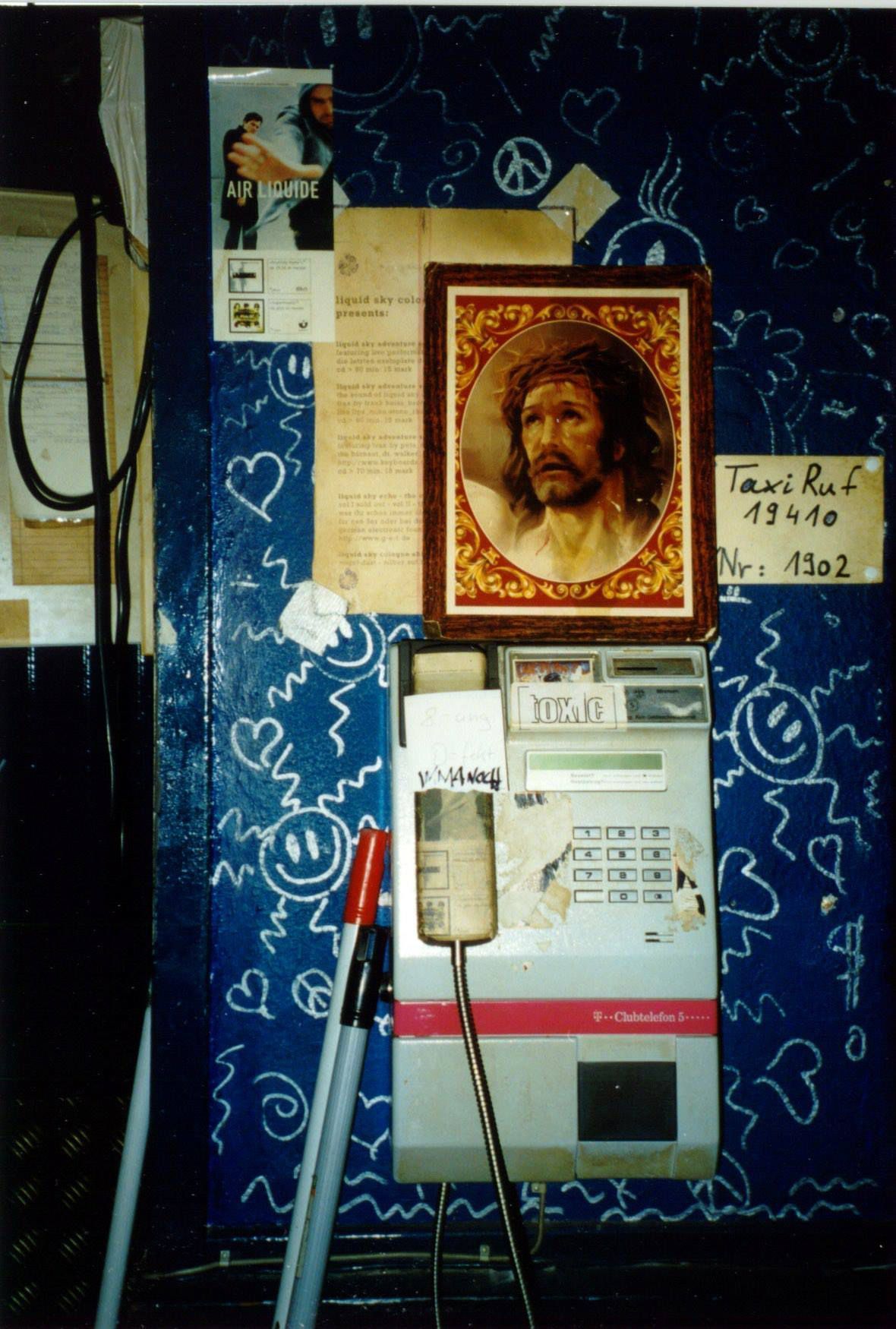Jesus-Bild und Wandtelefon im Liquid Sky Cologne