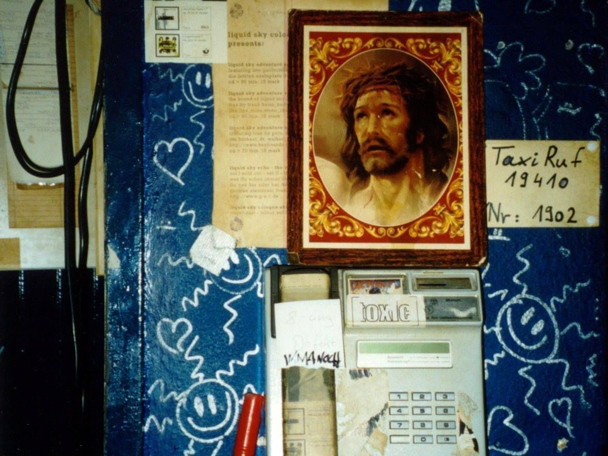 Jesus-Bild und Wandtelefon im Liquid Sky Cologne