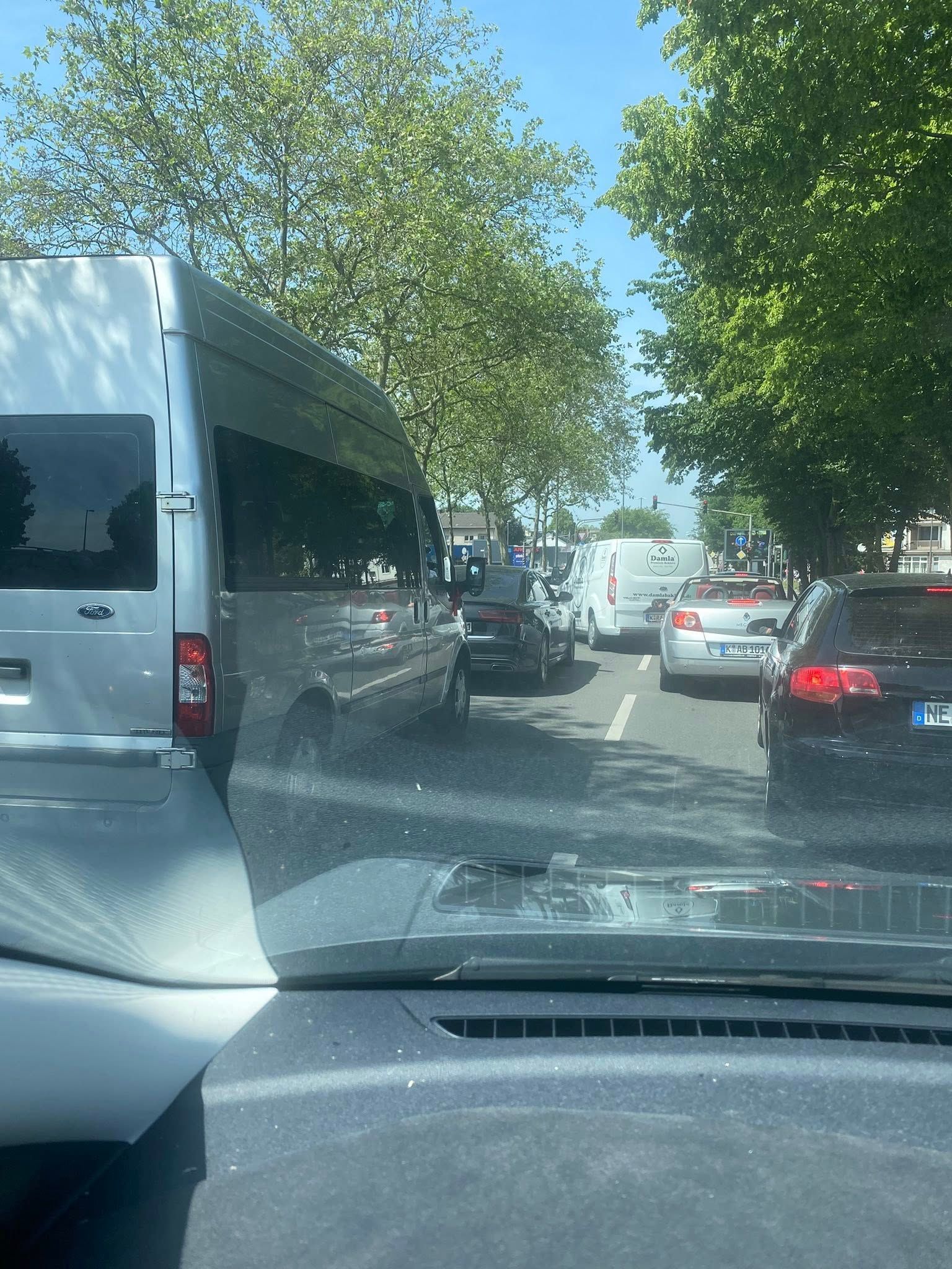 Auf Facebook machte Erry Stoklosa seiner Wut über die Parksituation am Höhenberg Park Luft.