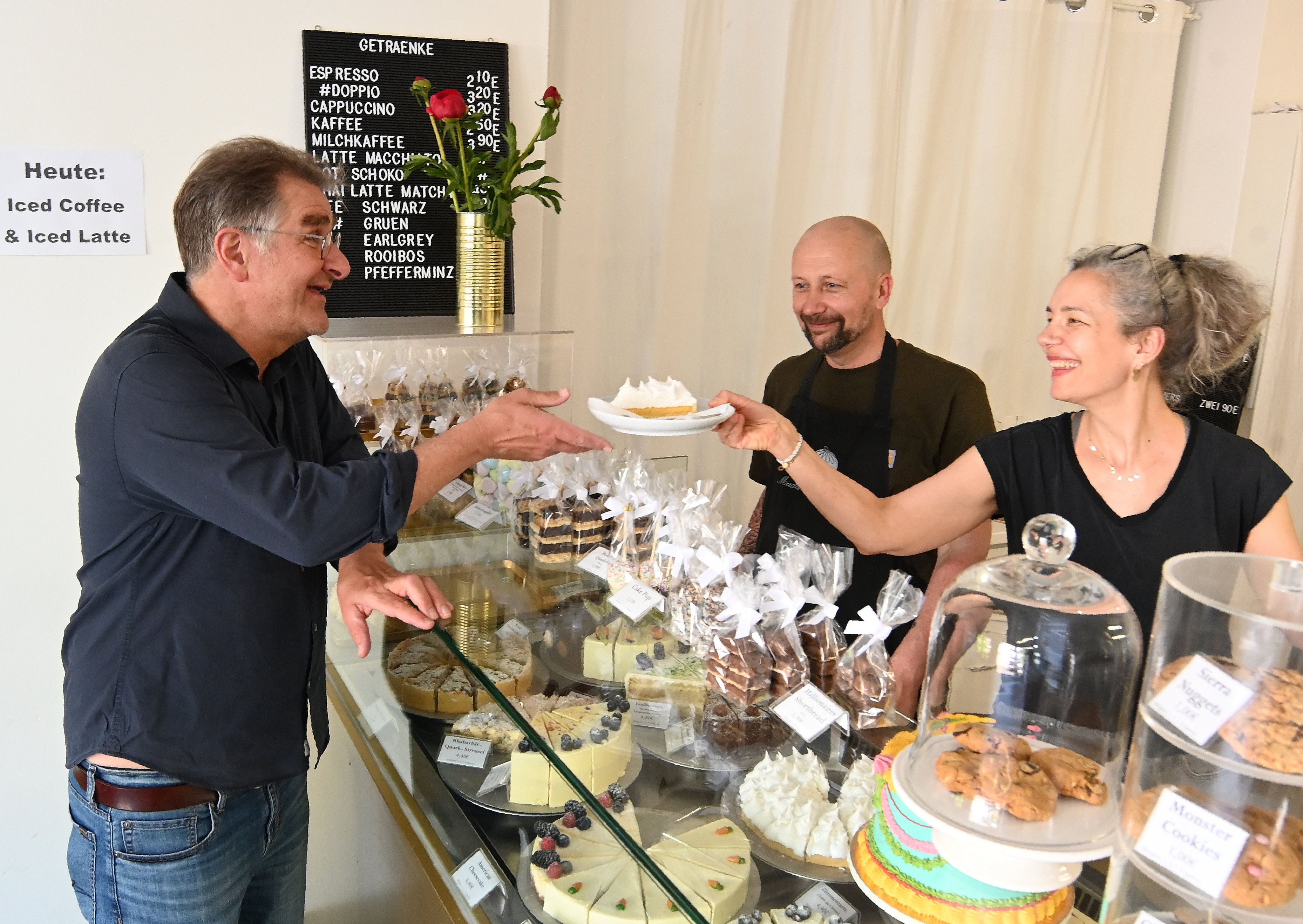 22.05.2026 Köln. Veedelsspaziergang durch Holweide mit dem Philosophie-Journalisten Jürgen Wiebicke im Rahmen der Serie „Mein Veedel“. Im Café mit Anne Schultes und Peter Schmitz. Foto: Alexander Schwaiger
