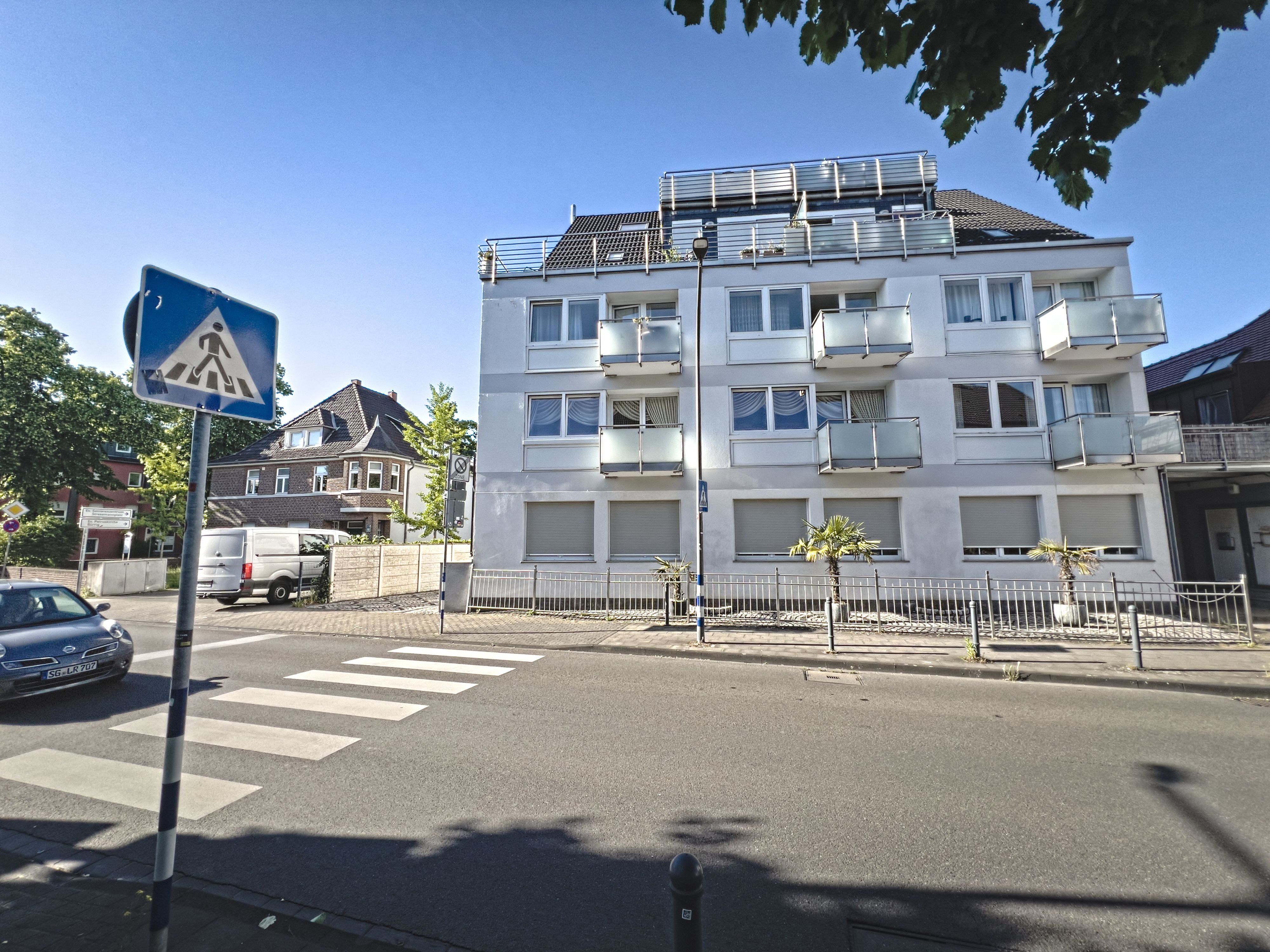 Vier Immobilien, darunter das große Wohnhaus an der Von-Ketteler-Straße in Bürrig, werden eingezogen.