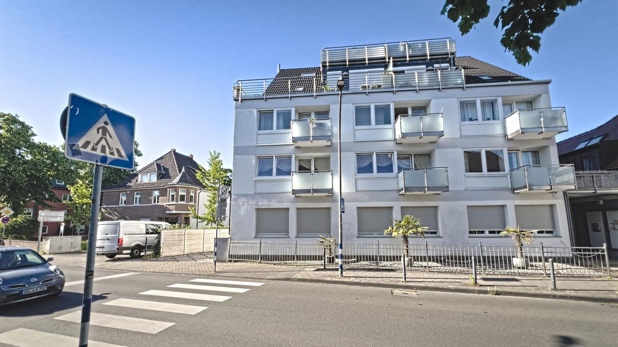 Vier Immobilien, darunter das große Wohnhaus an der Von-Ketteler-Straße in Bürrig, werden eingezogen.
