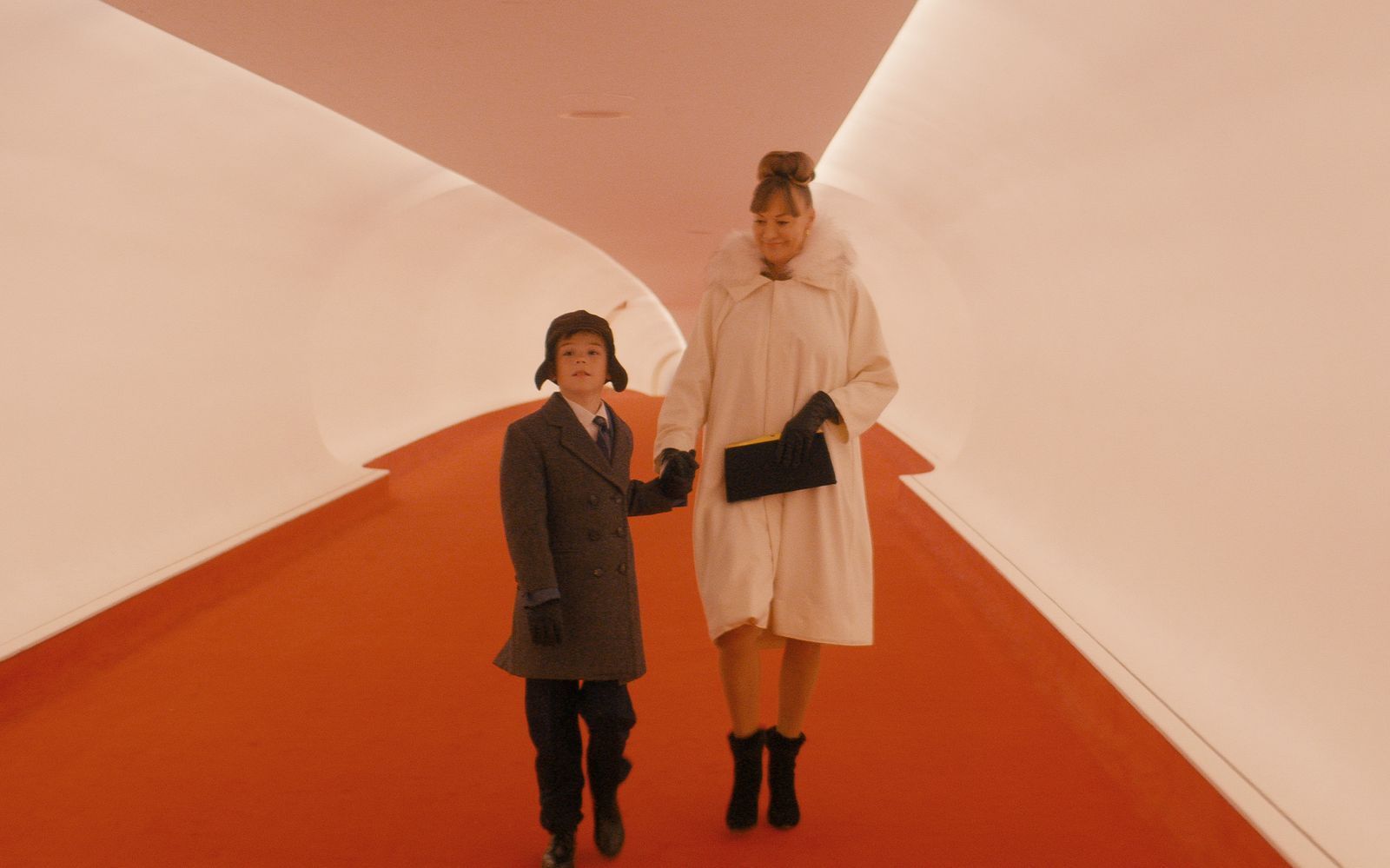 Ein Film über Zeiten, als das Fliegen noch Abenteuer war und Terminals Kunstwerke der Moderne: Jeff (Clark Shotwell) und seine Mutter (Kelly Eviston-Quinnett) beginnen ihre Flugreise von der Ost- bis an die Westküste.  (Bild: Apple TV)