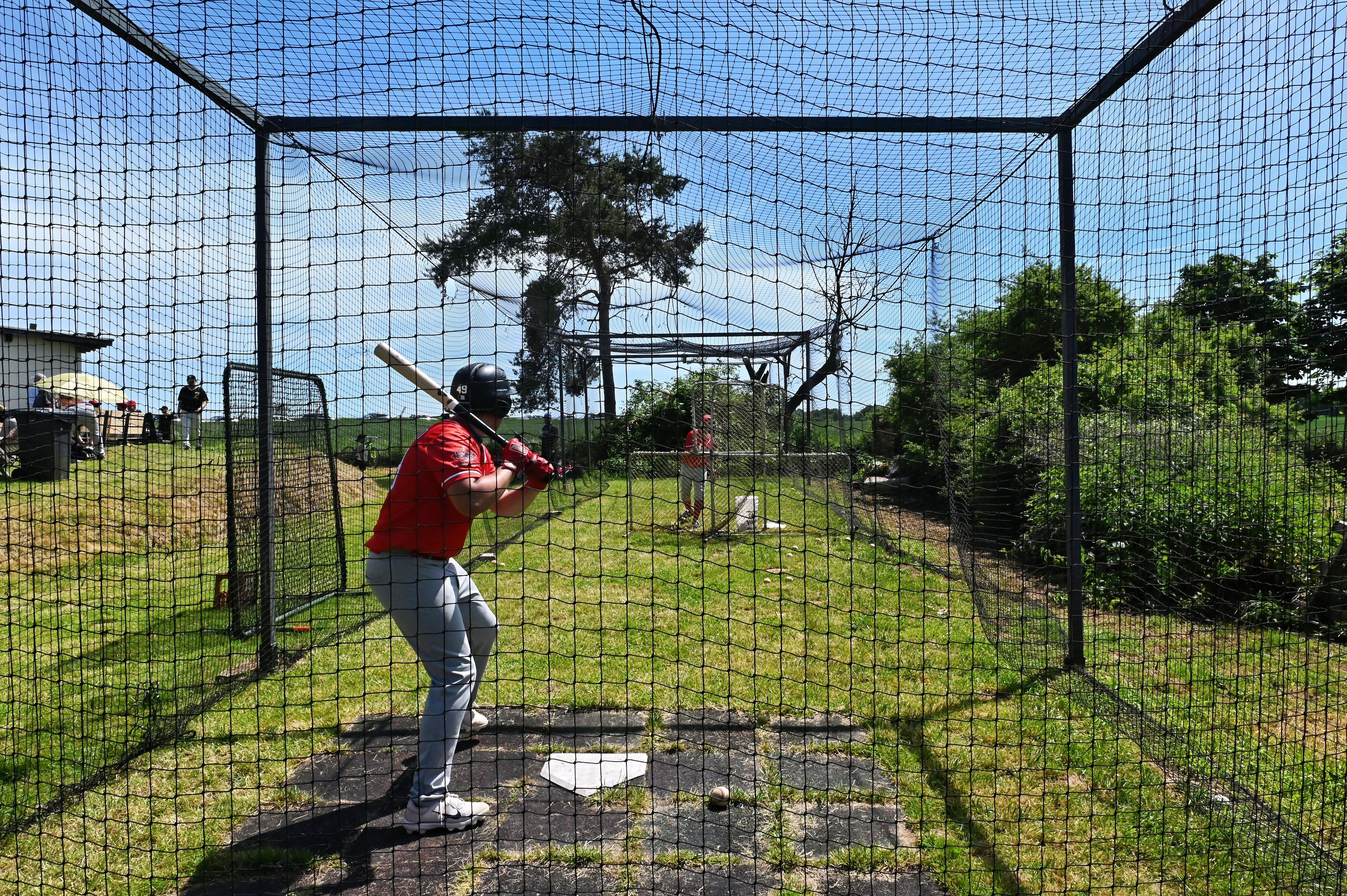 In einem mit Fangnetzen ausgestatteten Bereich kann Baseball ausprobiert werden.