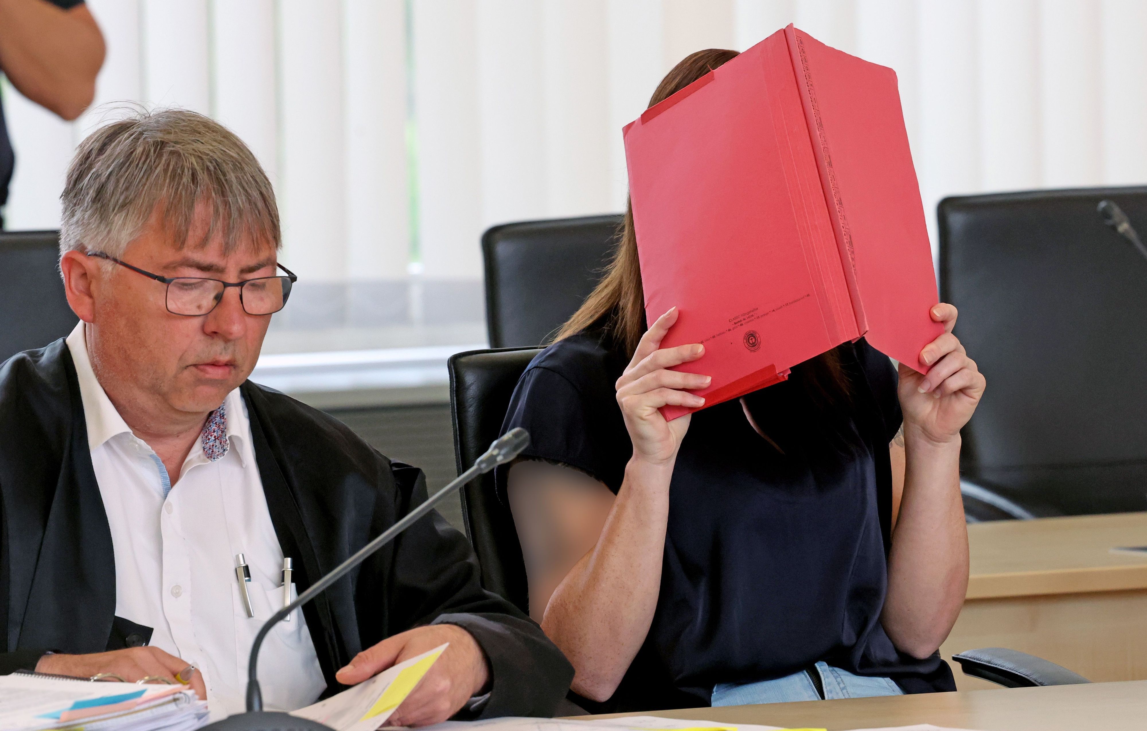 Rostock: Andreas Ohm (v.l.n.r.), Anwalt, und die Angeklagte warten am Mittwoch (27. Mai) im Saal des Landgerichts auf die Fortsetzung des Mordprozesses im Fall Fabian.