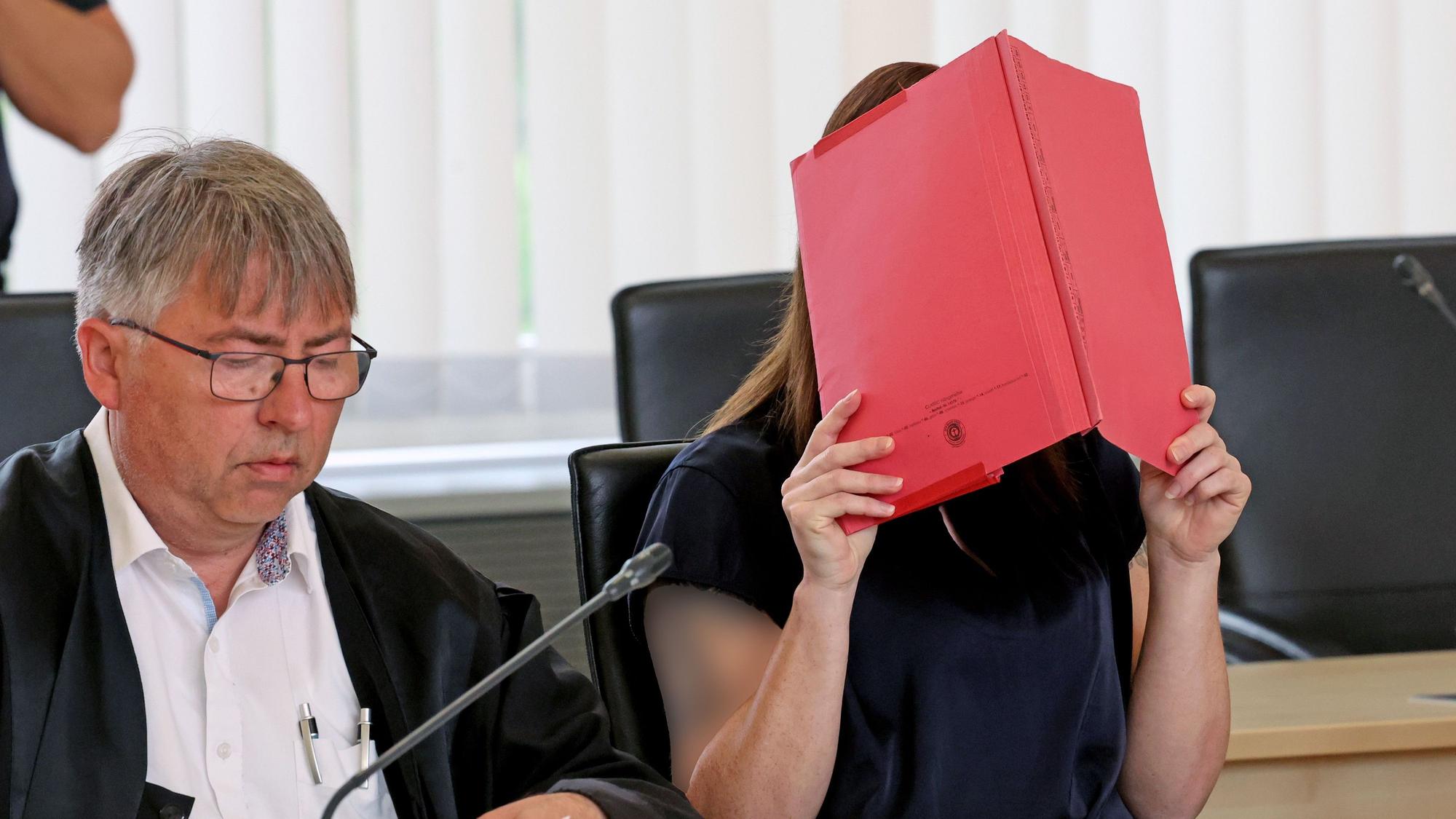 Rostock: Andreas Ohm (v.l.n.r.), Anwalt, und die Angeklagte warten am Mittwoch (27. Mai) im Saal des Landgerichts auf die Fortsetzung des Mordprozesses im Fall Fabian.