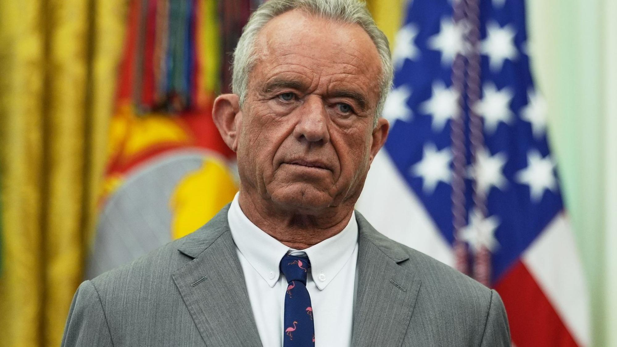 Der US-Gesundheitsminister greift in einem Video nach Schlangen
