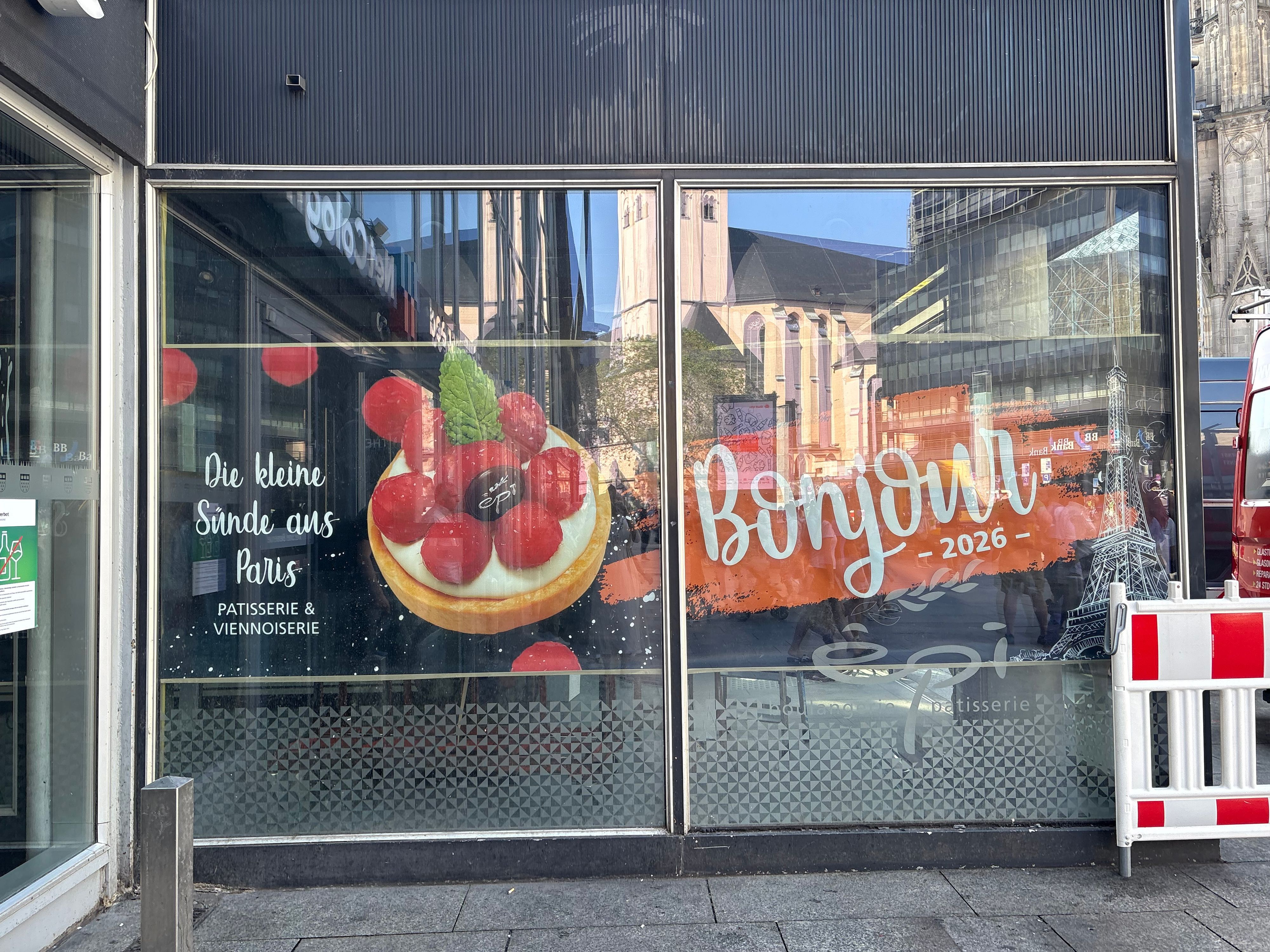 Eine Ankündigung der Boulangerie-Kette Épi am Kölner Bahnhof.