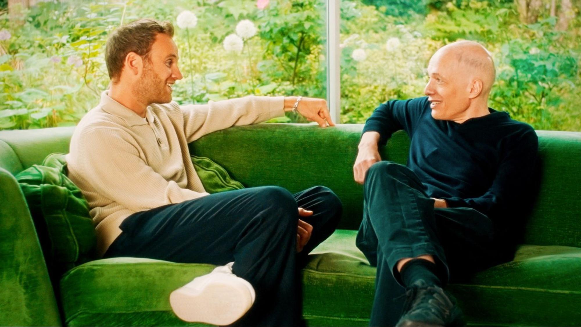 Leon Windscheid (links) begegnet in London dem Philosophen Alain de Botton, um über ehrliche Begegnungen beim Verlieben zu sprechen. (Bild: ZDF / Tobias Winkel)