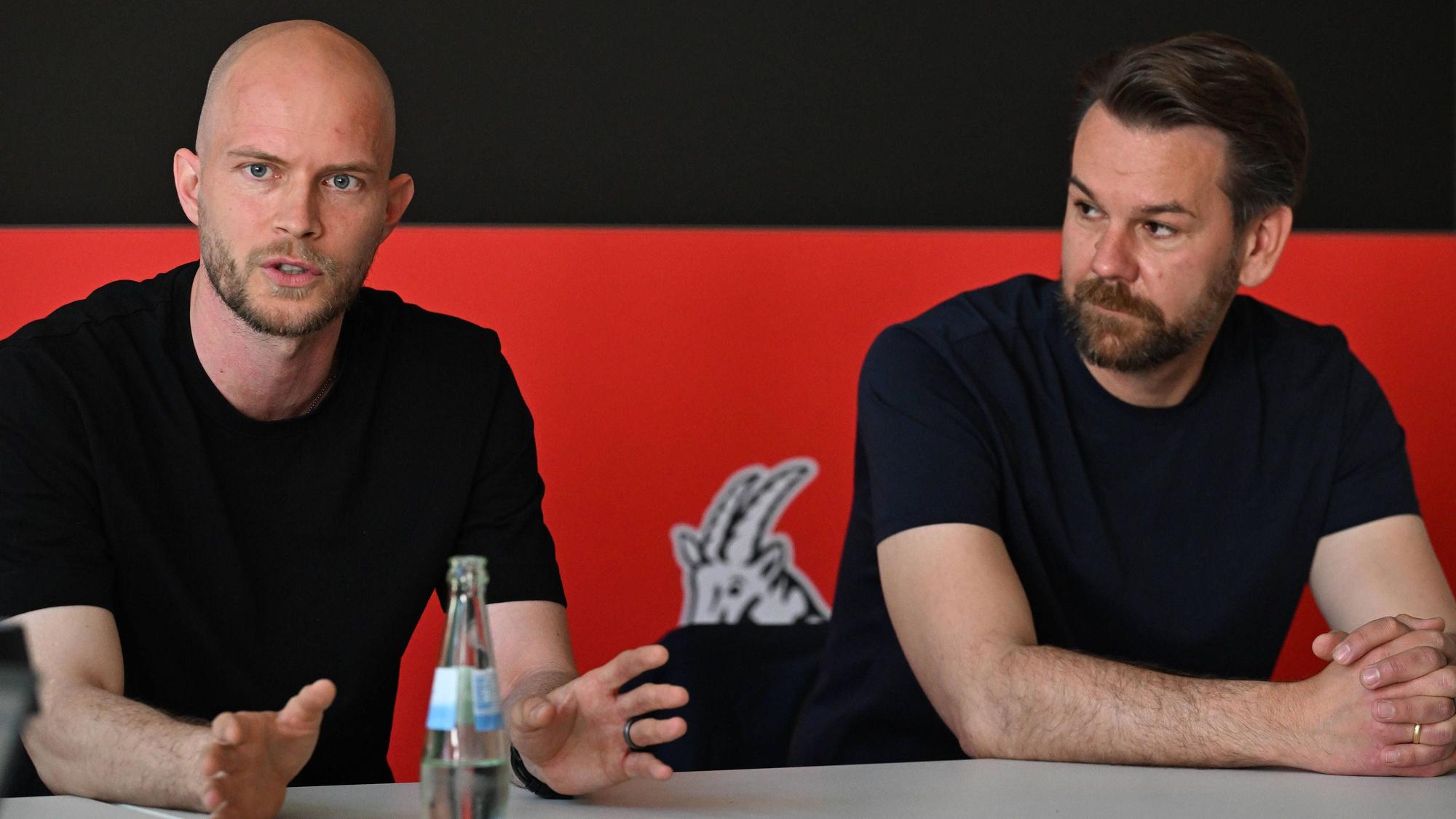 Trainer Rene Wagner und Geschäftsführer Thomas Kessler beim Gespräch mit Medienvertretern