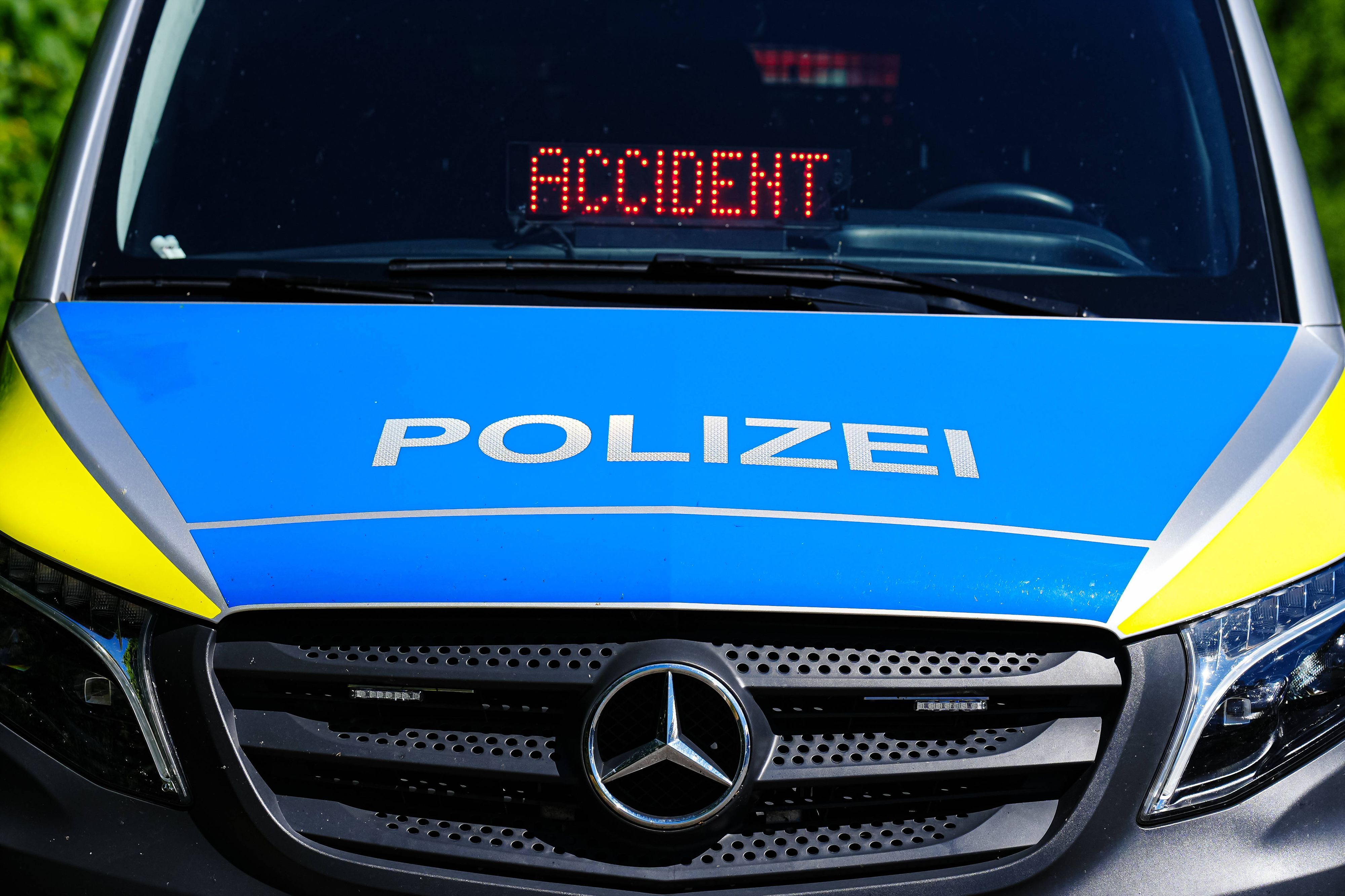 Polizeiauto mit Aufschrift POLIZEI und Anzeige „ACCIDENT“