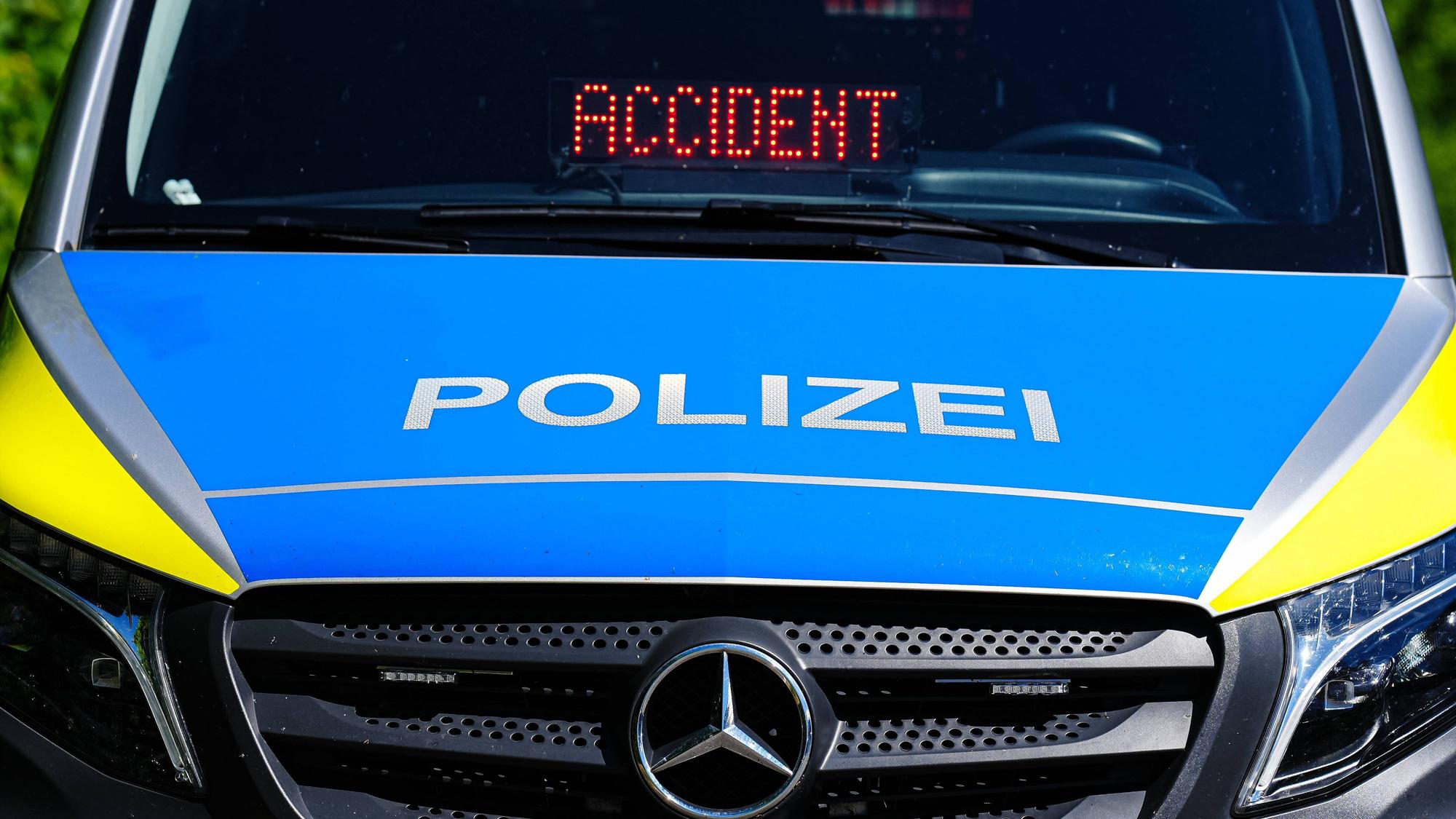 Polizeiauto mit Aufschrift POLIZEI und Anzeige „ACCIDENT“
