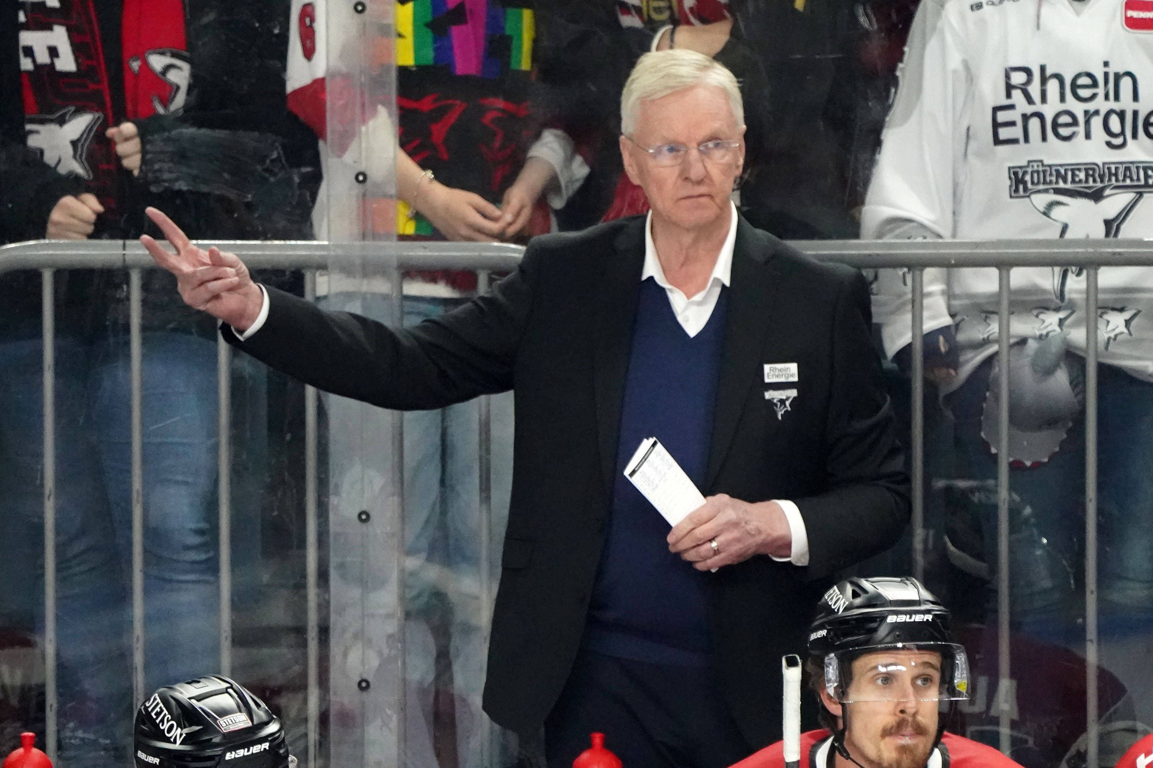 Köln, DEL, 1.DEL, Saison 2025/2026, , Kölner Haie vs Eisbären Berlin, DEL Playoffs Halbfinale Spiel 6 ,20.04.2026, Lanxessarena Köln, Kari Jalonen, Finnland , FIN, Finland Kölner Haie ,Trainer Coach, Aktion, Einzelbild *** Cologne, DEL, 1 DEL, Season 2025 2026, , Kölner Haie vs Eisbären Berlin, DEL Playoffs Semifinal Game 6 ,20 04 2026, Lanxessarena Köln, Kari Jalonen, Finland , FIN, Finland Kölner Haie ,Coach Coach, Action, Single picture