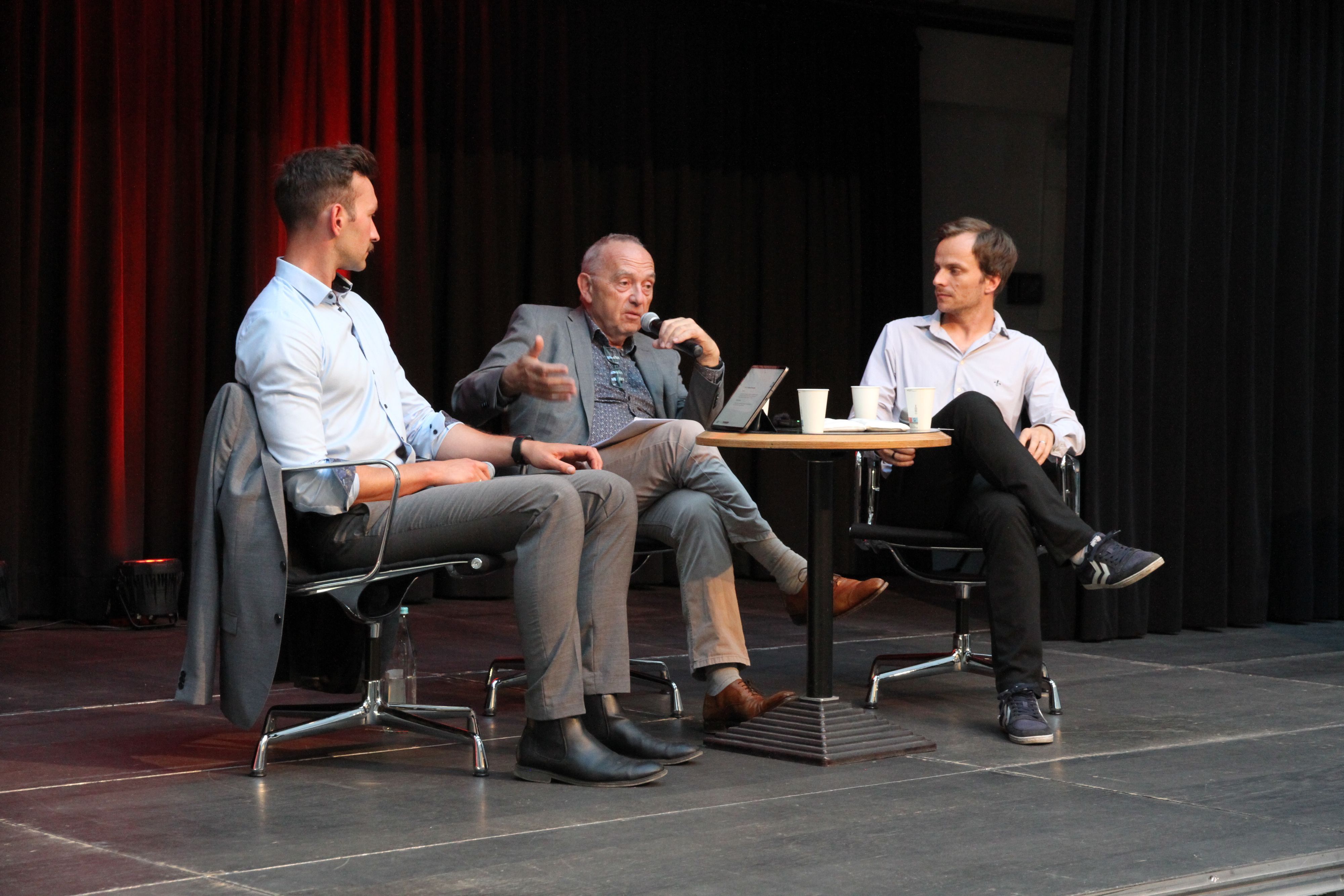 Podiumsdiskussion im Stadtmuseum Siegburg zu Steuerbetrug und Cum-Ex-Prozessen, von links: Simon Skibitzki(SPD), Norbert Walter-Borjans, NRW- Finanzminister a.D., und Christoph Trautvetter, Netzwerk Steuergerechtigkeit