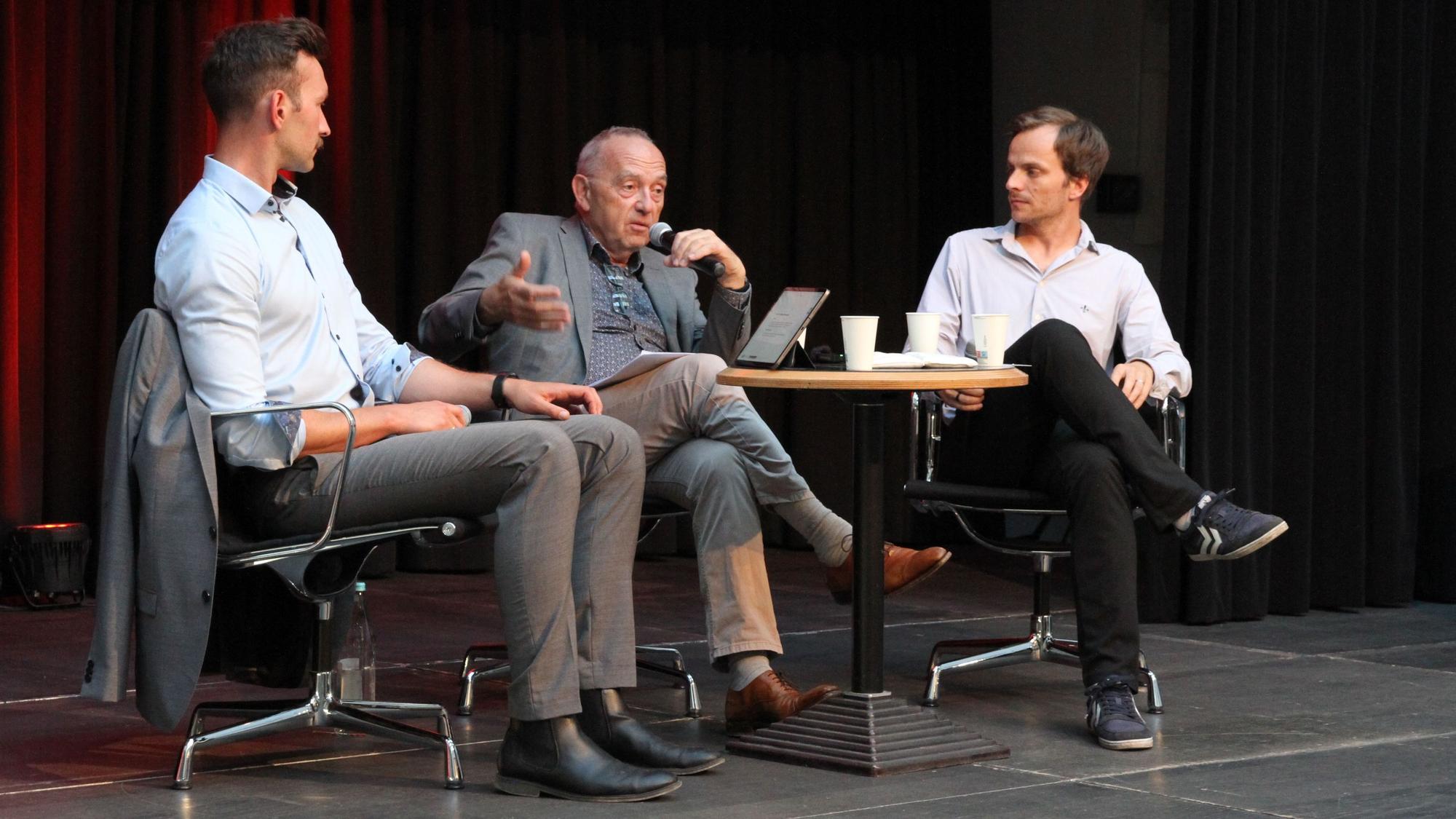 Podiumsdiskussion im Stadtmuseum Siegburg zu Steuerbetrug und Cum-Ex-Prozessen, von links: Simon Skibitzki(SPD), Norbert Walter-Borjans, NRW- Finanzminister a.D., und Christoph Trautvetter, Netzwerk Steuergerechtigkeit