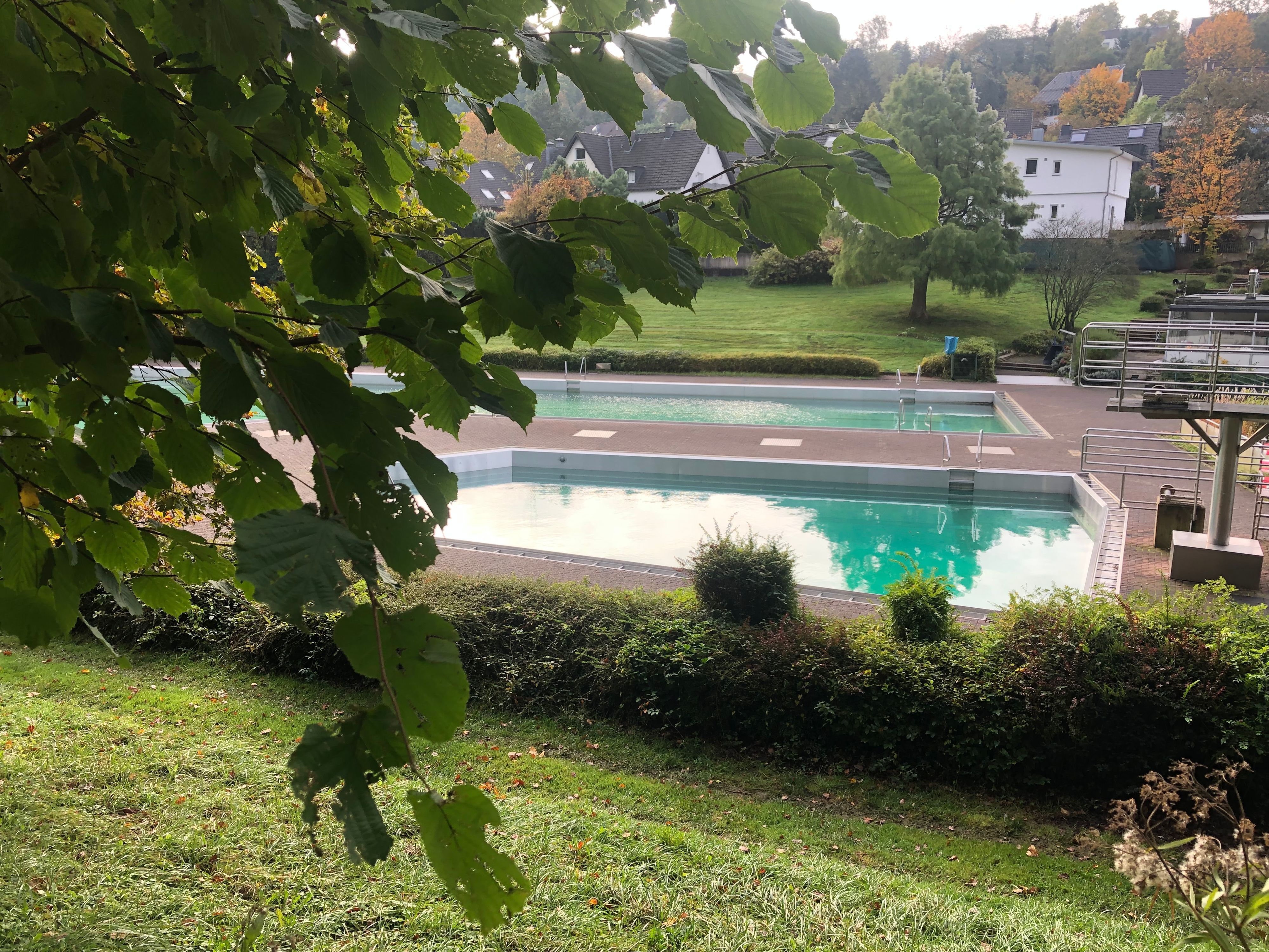 Zu sehen sind zwei Schwimmbecken eines Freibads.