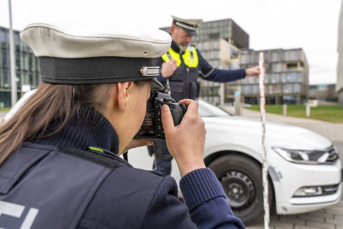 Ein Streifenwagen der Polizei fährt durch eine Stadt. (Symbolbild)