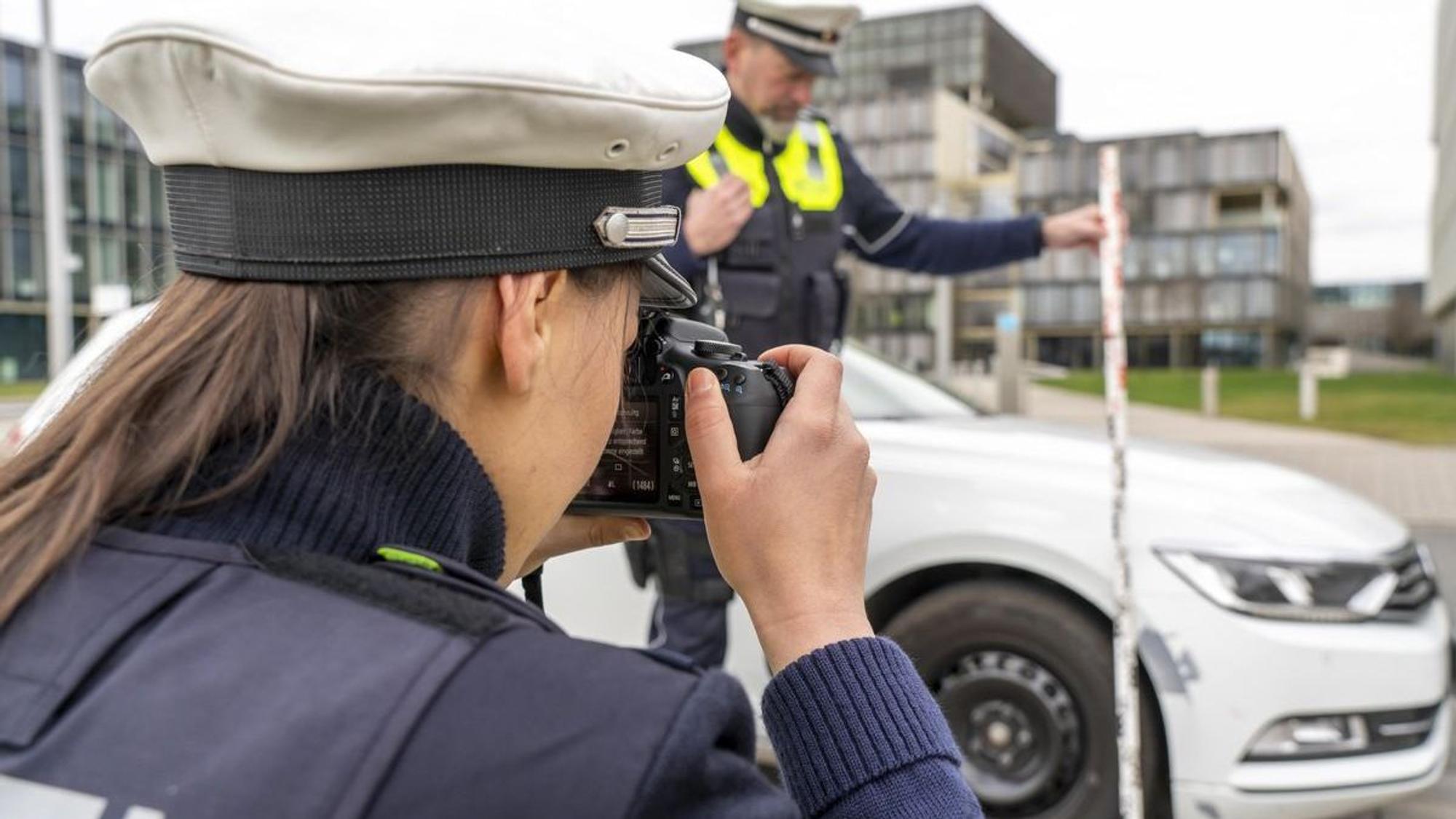 Ein Streifenwagen der Polizei fährt durch eine Stadt. (Symbolbild)