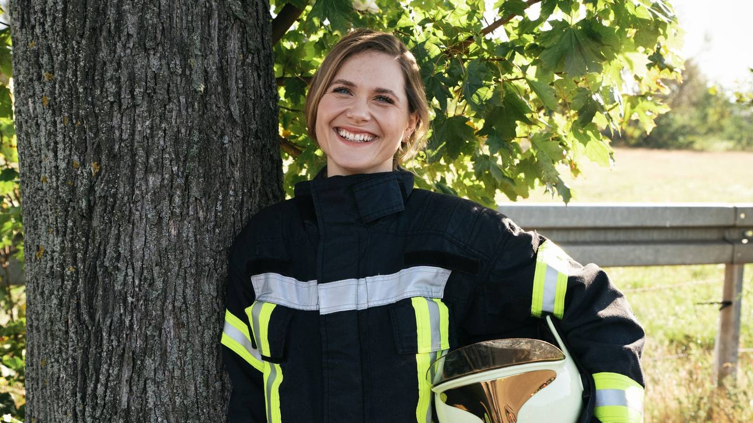 In der neuen SAT.1-Vorabendserie „Frieda - Mit Feuer und Flamme“ spielt Laura Lippmann Frieda Meisner. Die Intensivkrankenschwester will die freiwillige Feuerwehr in ihrem Heimatort vor dem Aus retten. (Bild: Joyn/René Lohse)