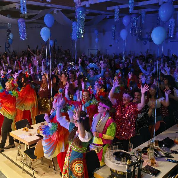 Weibersitzung Birker Wönk: Der Saal tanzt zu King Loui: "Schenk mir noch ne Danz"