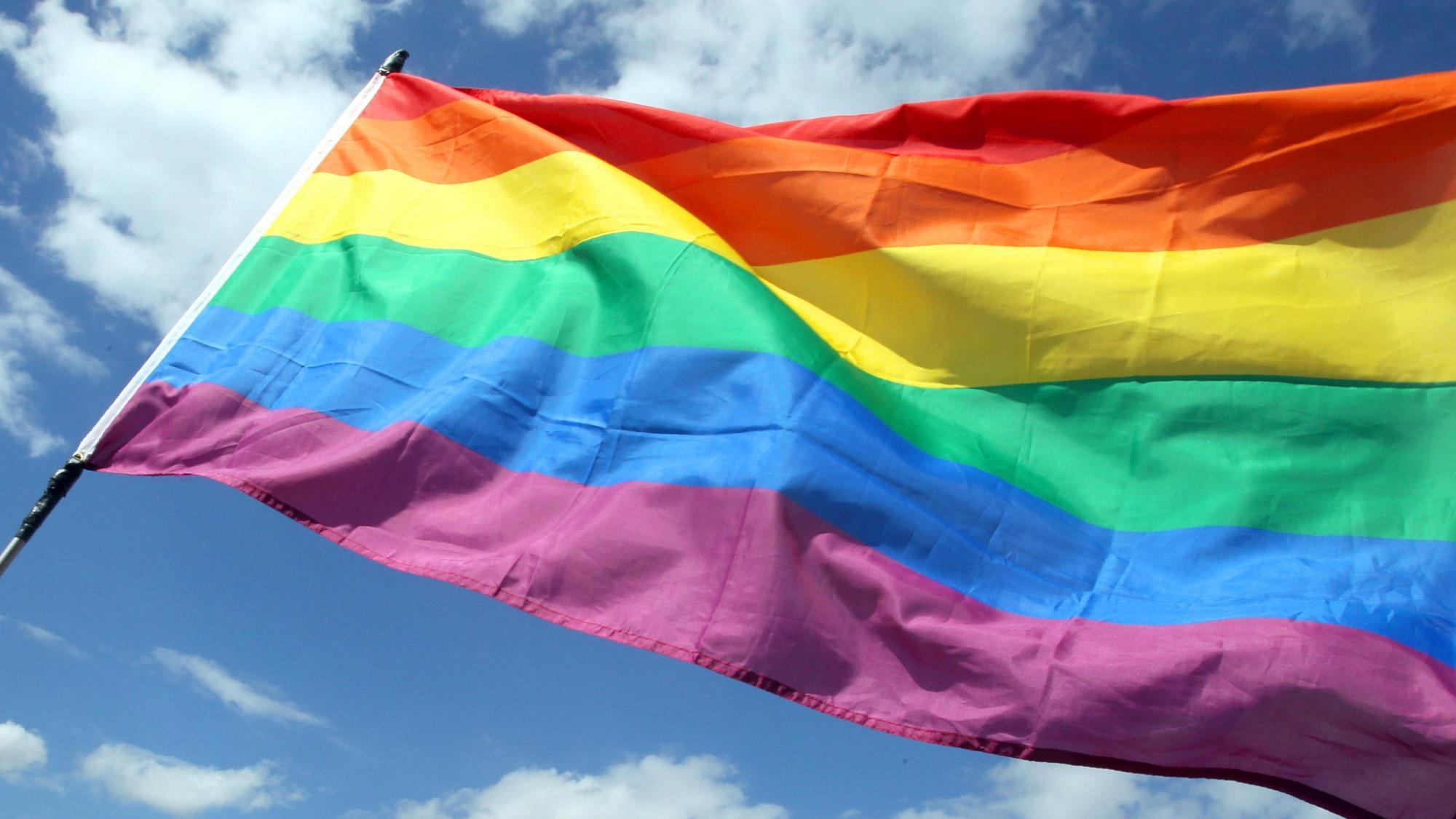 Die Regenbogenfahne ist ein Symbol für die Queer-Bewegung.