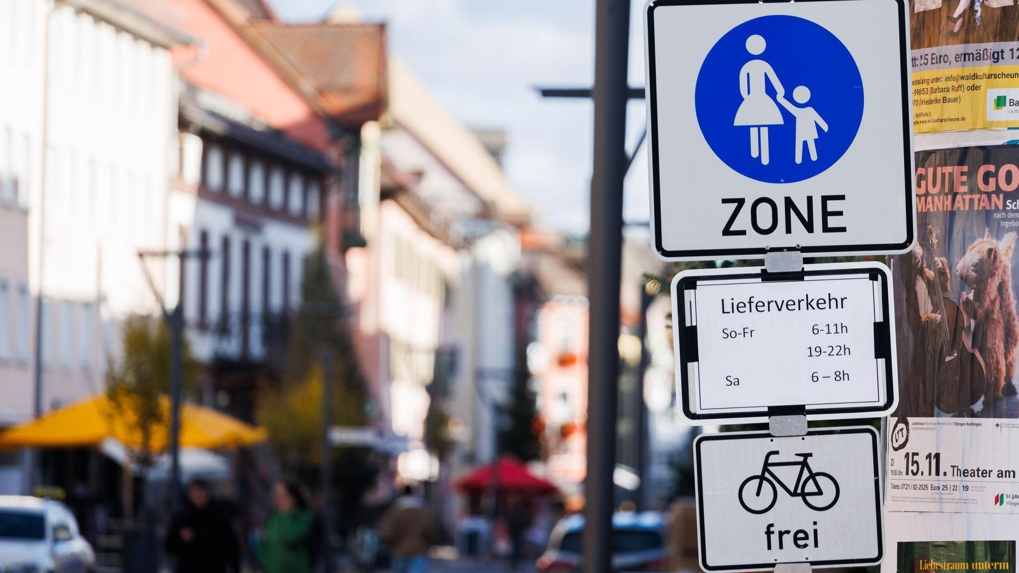 Ein Schild markiert den Beginn einer Fußgängerzone