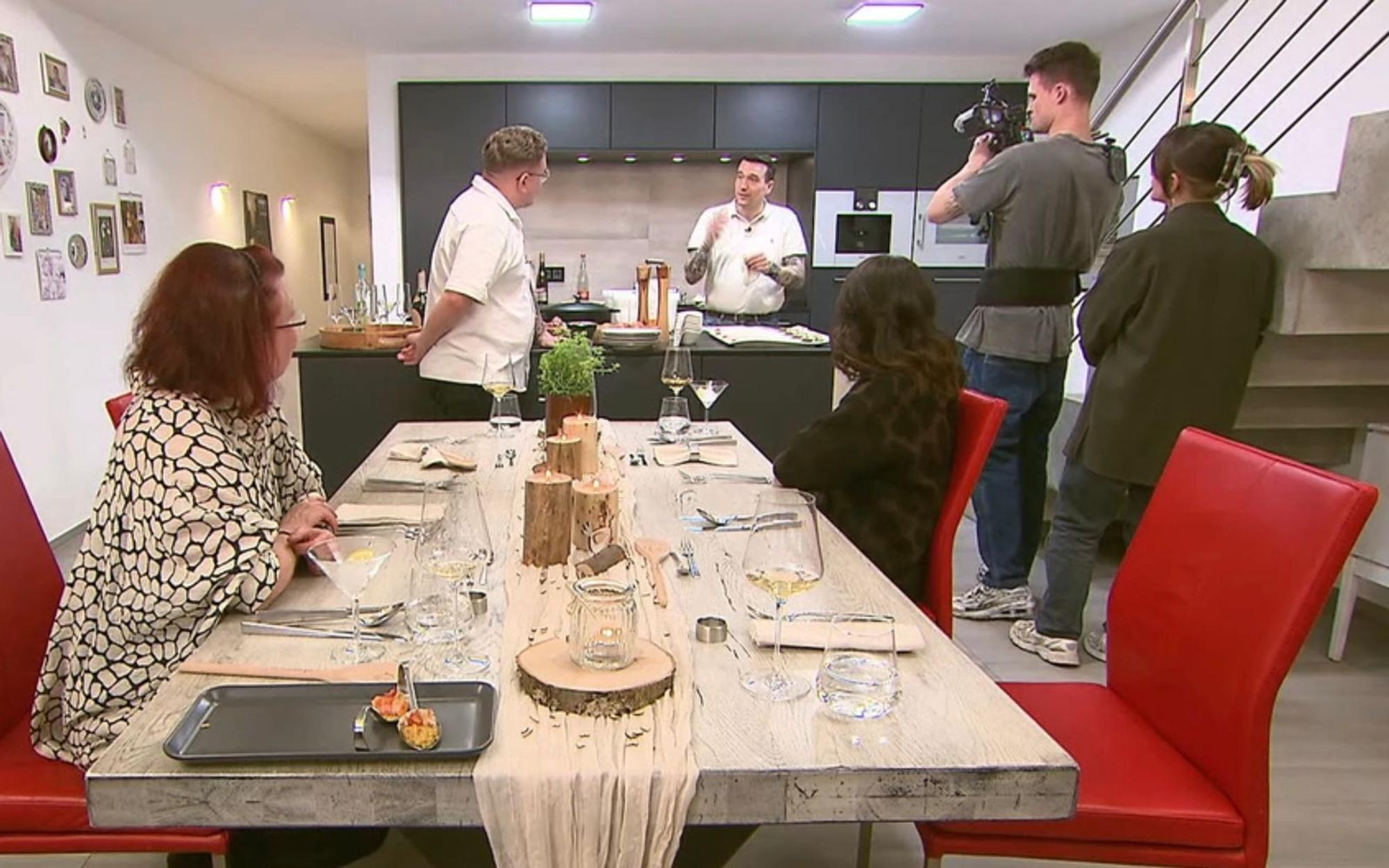 An Tag 3 in Karlsruhe trifft sich die „Dinner“-Runde bei Freddy. (Bild: RTL)