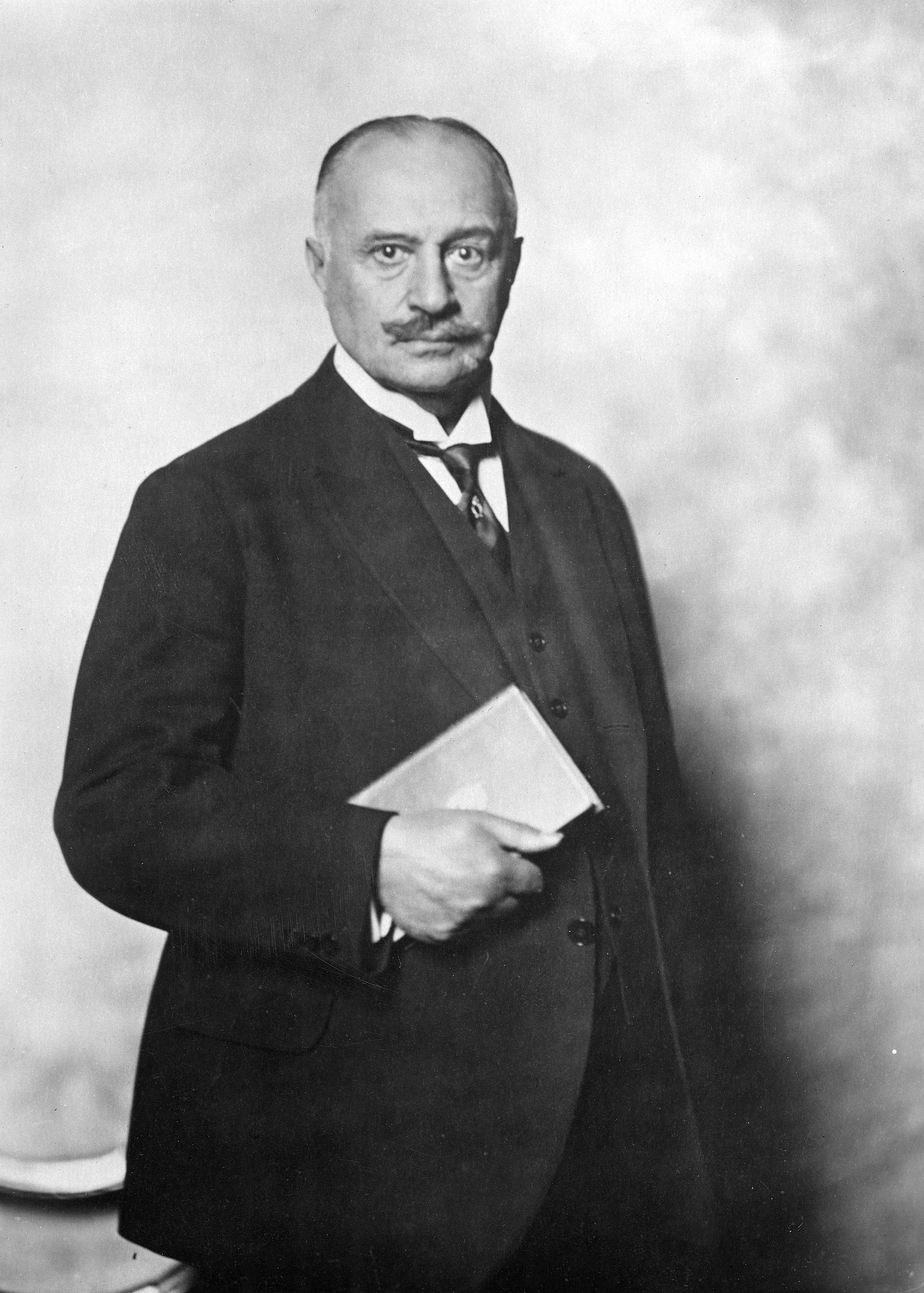 GERMANY around 1930. Orig. caption... DIE WELT WIRD SHOULDER. Forscher entdecken versunkene Kulturen - neues Land - neue Menschen. Der deutsche Archäologe Max Freiherr von Oppenheim, hat eine vor ihm völlig unbekannte neue Kultur entdeckt, die subaräische wie er sie nennt. Germany x5600x *** GERMANY around 1930 Orig caption DIE WELT WIRD SHOULDER Researchers discover lost cultures new land new people German archaeologist Max Freiherr von Oppenheim, has discovered a new culture, completely unknown to him, the sub-Aryan, as he calls it Germany x5600x PUBLICATIONxNOTxINxDENxNORxSWExFIN Copyright: xPresse-Photo/SVTx MAX VON OPPENHEIM