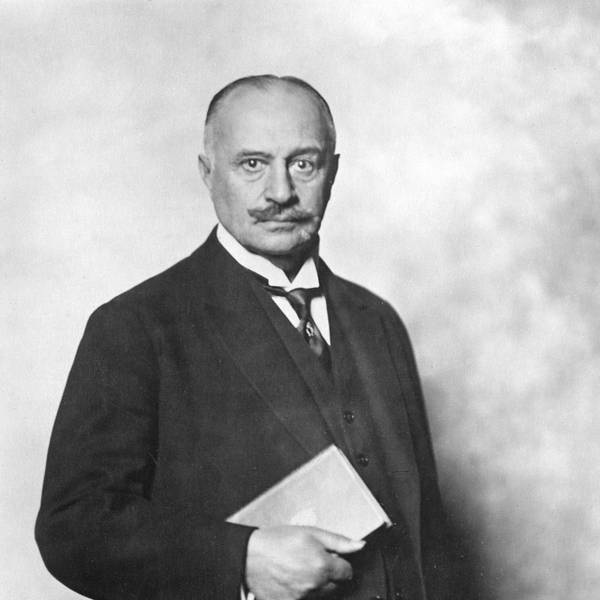 GERMANY around 1930. Orig. caption... DIE WELT WIRD SHOULDER. Forscher entdecken versunkene Kulturen - neues Land - neue Menschen. Der deutsche Archäologe Max Freiherr von Oppenheim, hat eine vor ihm völlig unbekannte neue Kultur entdeckt, die subaräische wie er sie nennt. Germany x5600x *** GERMANY around 1930 Orig caption DIE WELT WIRD SHOULDER Researchers discover lost cultures new land new people German archaeologist Max Freiherr von Oppenheim, has discovered a new culture, completely unknown to him, the sub-Aryan, as he calls it Germany x5600x PUBLICATIONxNOTxINxDENxNORxSWExFIN Copyright: xPresse-Photo/SVTx MAX VON OPPENHEIM