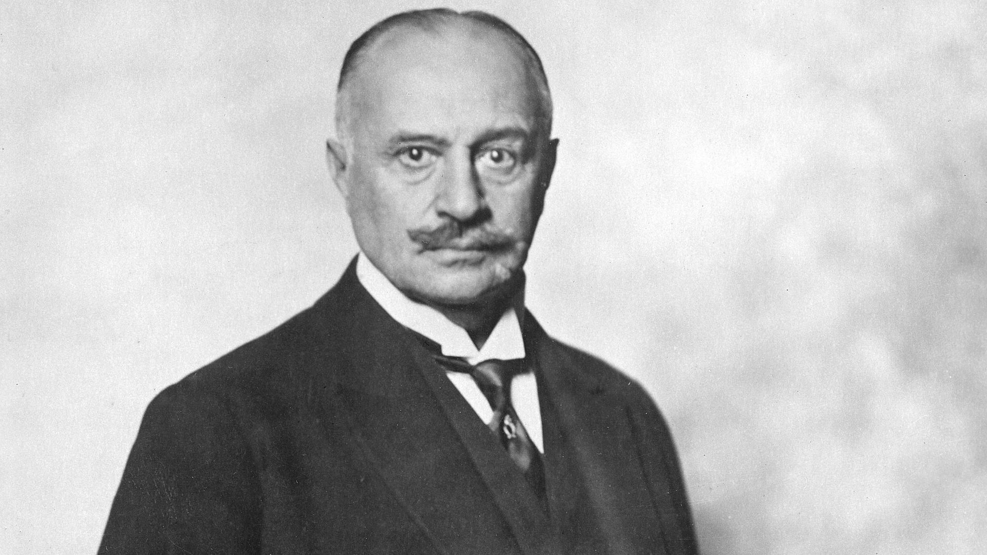 GERMANY around 1930. Orig. caption... DIE WELT WIRD SHOULDER. Forscher entdecken versunkene Kulturen - neues Land - neue Menschen. Der deutsche Archäologe Max Freiherr von Oppenheim, hat eine vor ihm völlig unbekannte neue Kultur entdeckt, die subaräische wie er sie nennt. Germany x5600x *** GERMANY around 1930 Orig caption DIE WELT WIRD SHOULDER Researchers discover lost cultures new land new people German archaeologist Max Freiherr von Oppenheim, has discovered a new culture, completely unknown to him, the sub-Aryan, as he calls it Germany x5600x PUBLICATIONxNOTxINxDENxNORxSWExFIN Copyright: xPresse-Photo/SVTx MAX VON OPPENHEIM
