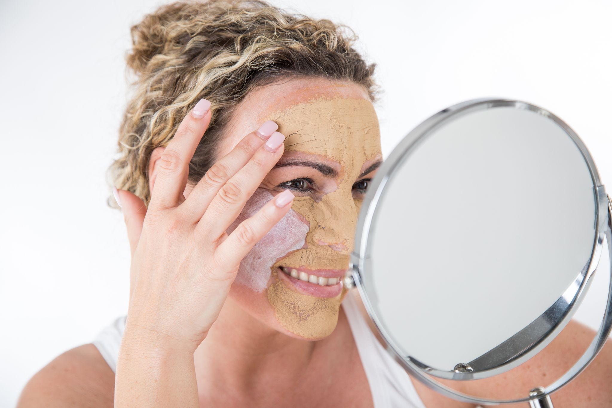Eine Frau trägt Gesichtsmasken auf