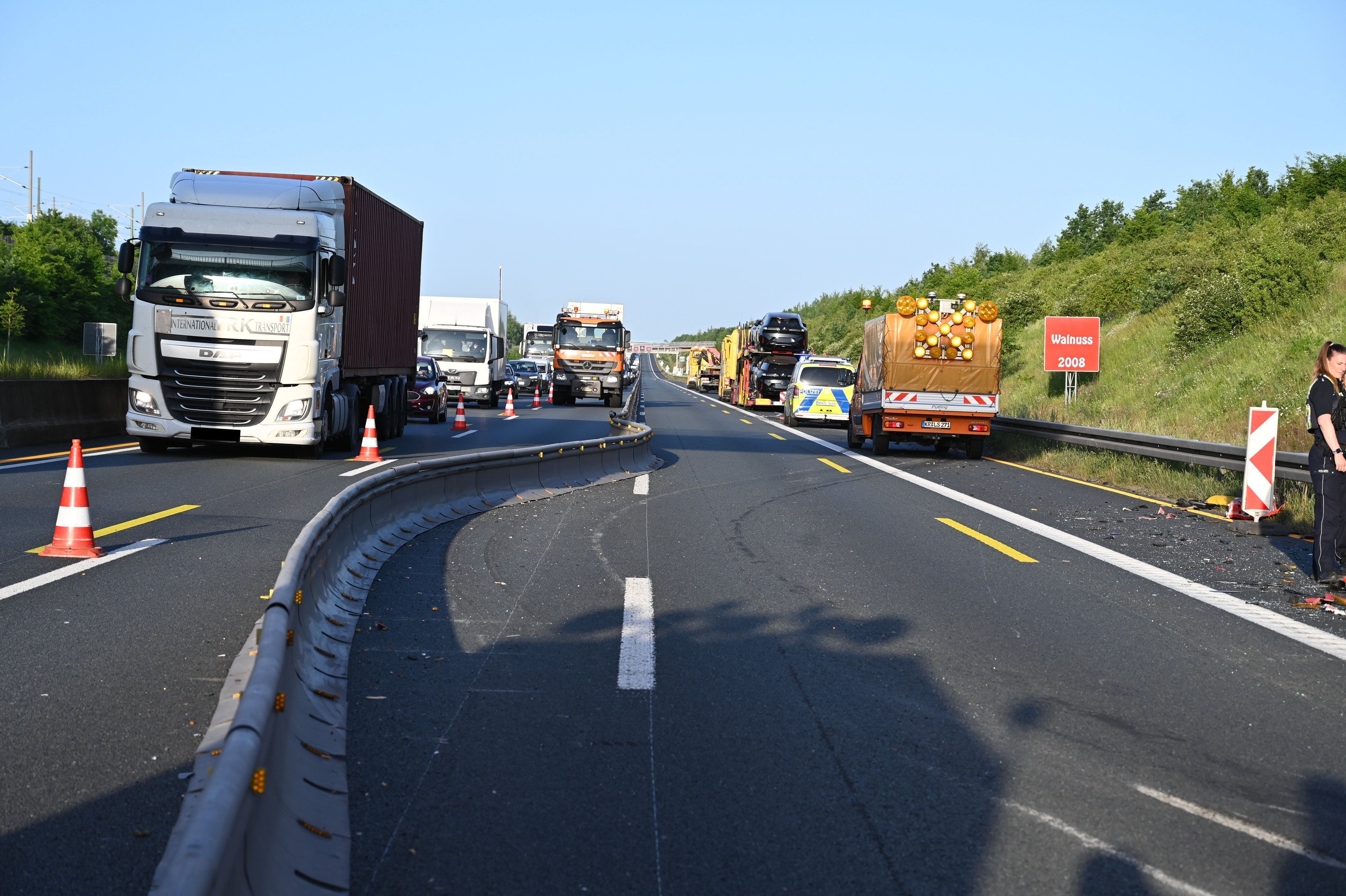 Auf der A4 ist ein Autotransporter auf ein Sicherungsfahrzeug der Autobahn GmbH gefahren. Durch den Aufprall ist der Autotransporter nach links in die provisorische Leitplanke geschleudert und hat diese in die Gegenfahrbahn geschoben.