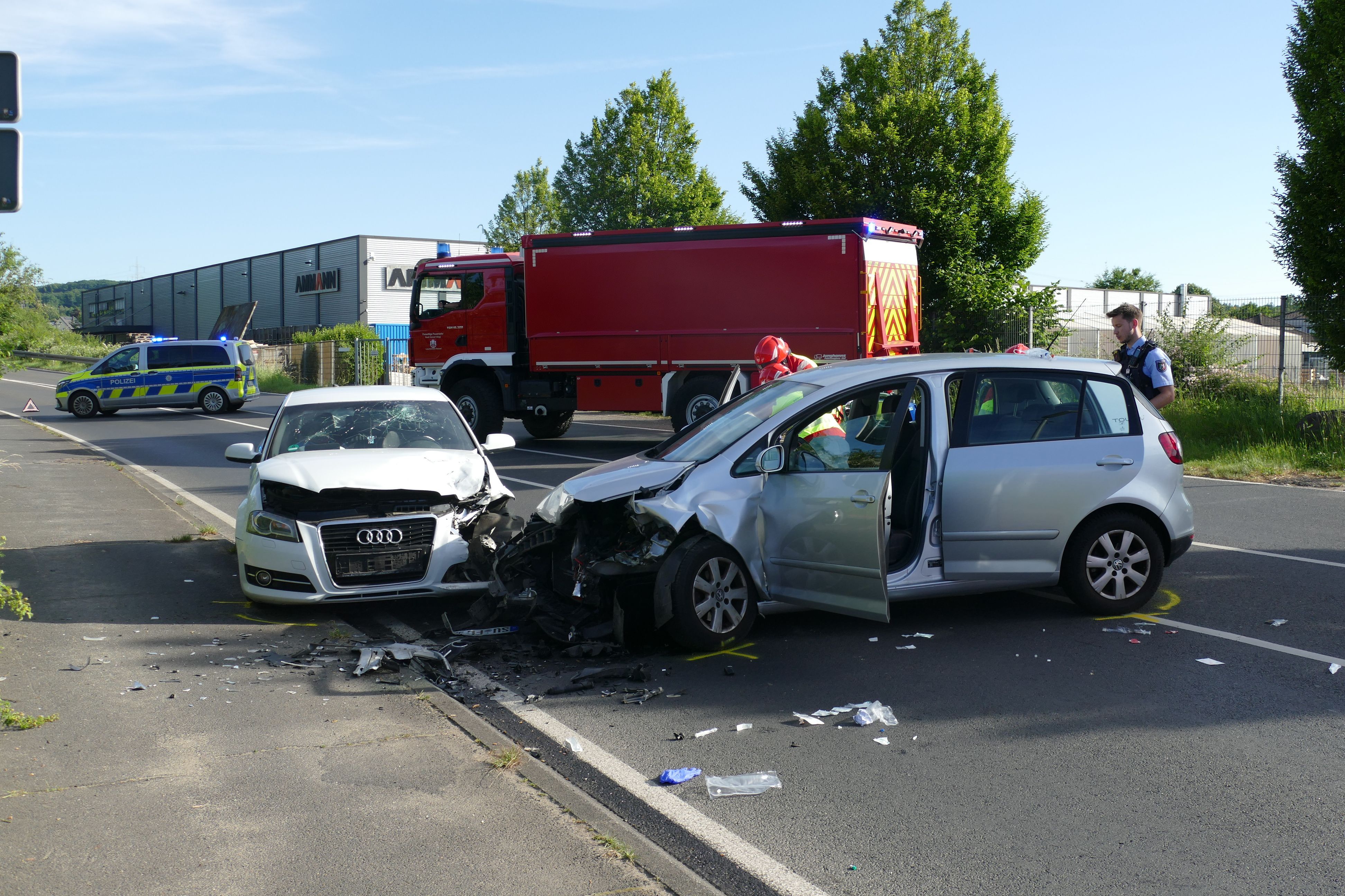 Der silberne Golf war in den Gegenverkehr geraten, der Audi-Fahrer hatte nicht mehr ausweichen können.