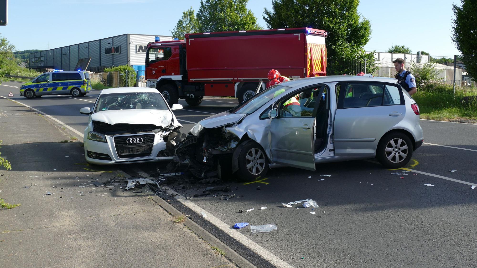 Der silberne Golf war in den Gegenverkehr geraten, der Audi-Fahrer hatte nicht mehr ausweichen können.