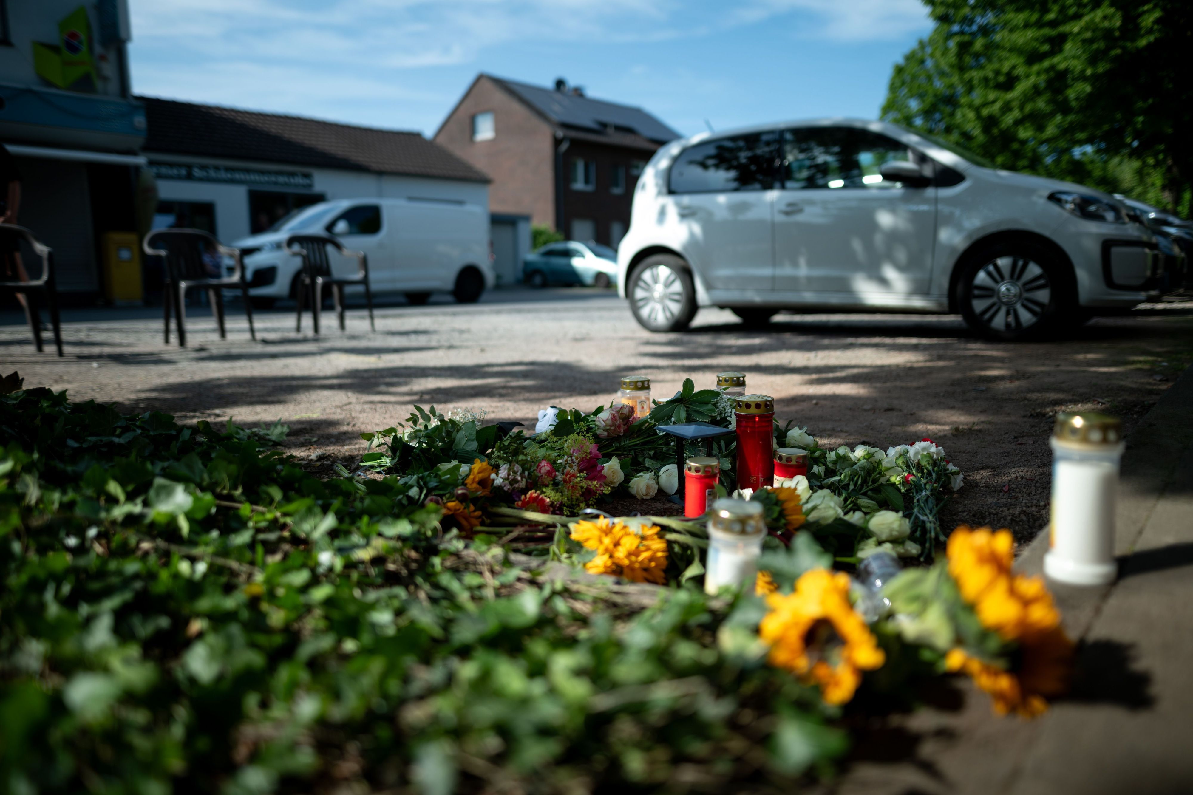Viele erschütterte Menschen legten Kerzen und Blumen an der Unfallstelle in der Hagenstraße in Dinslaken nieder.
