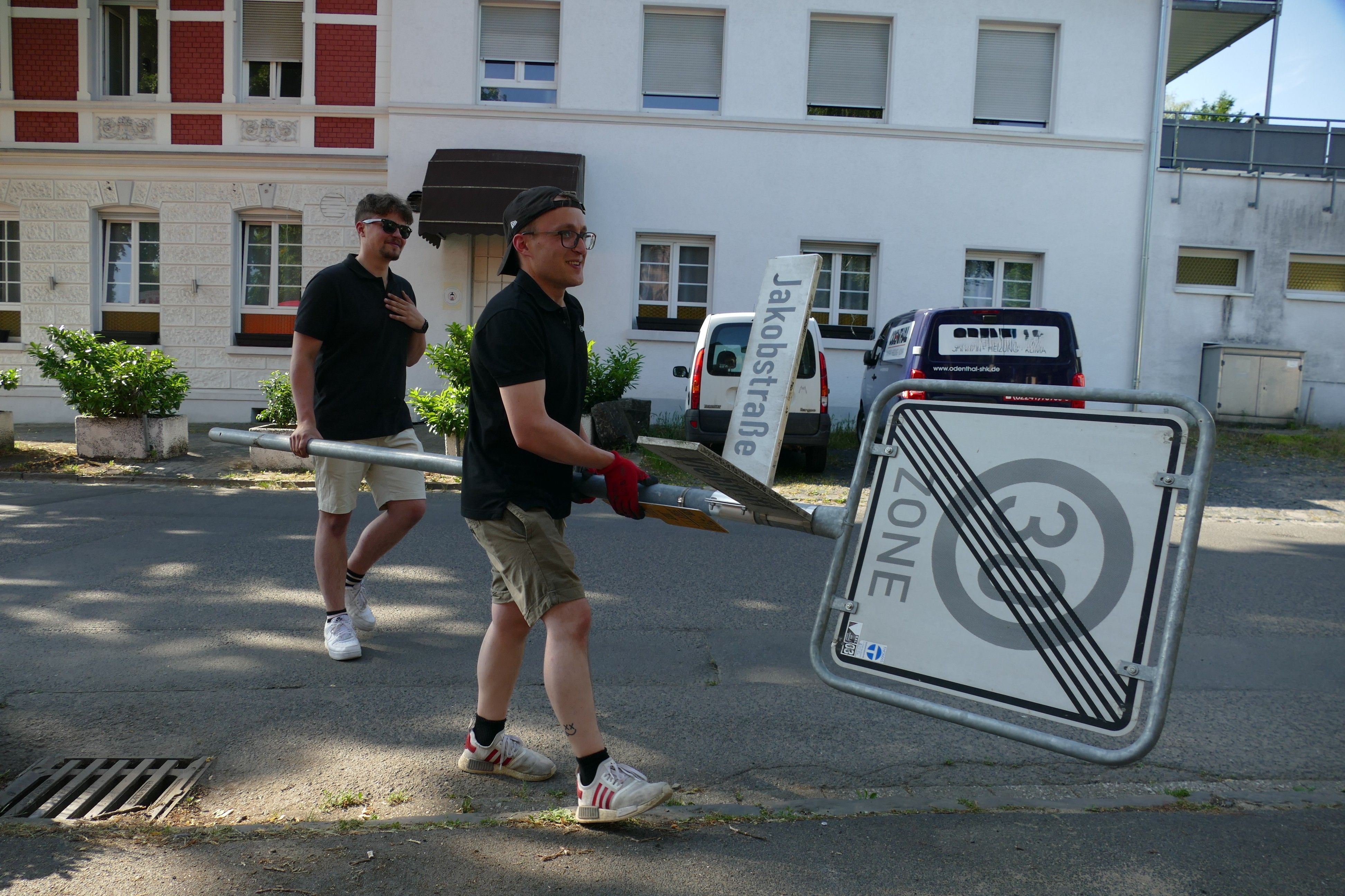 Für die Wolsdorfer Kirmes muss sogar das Straßenschild weichen.