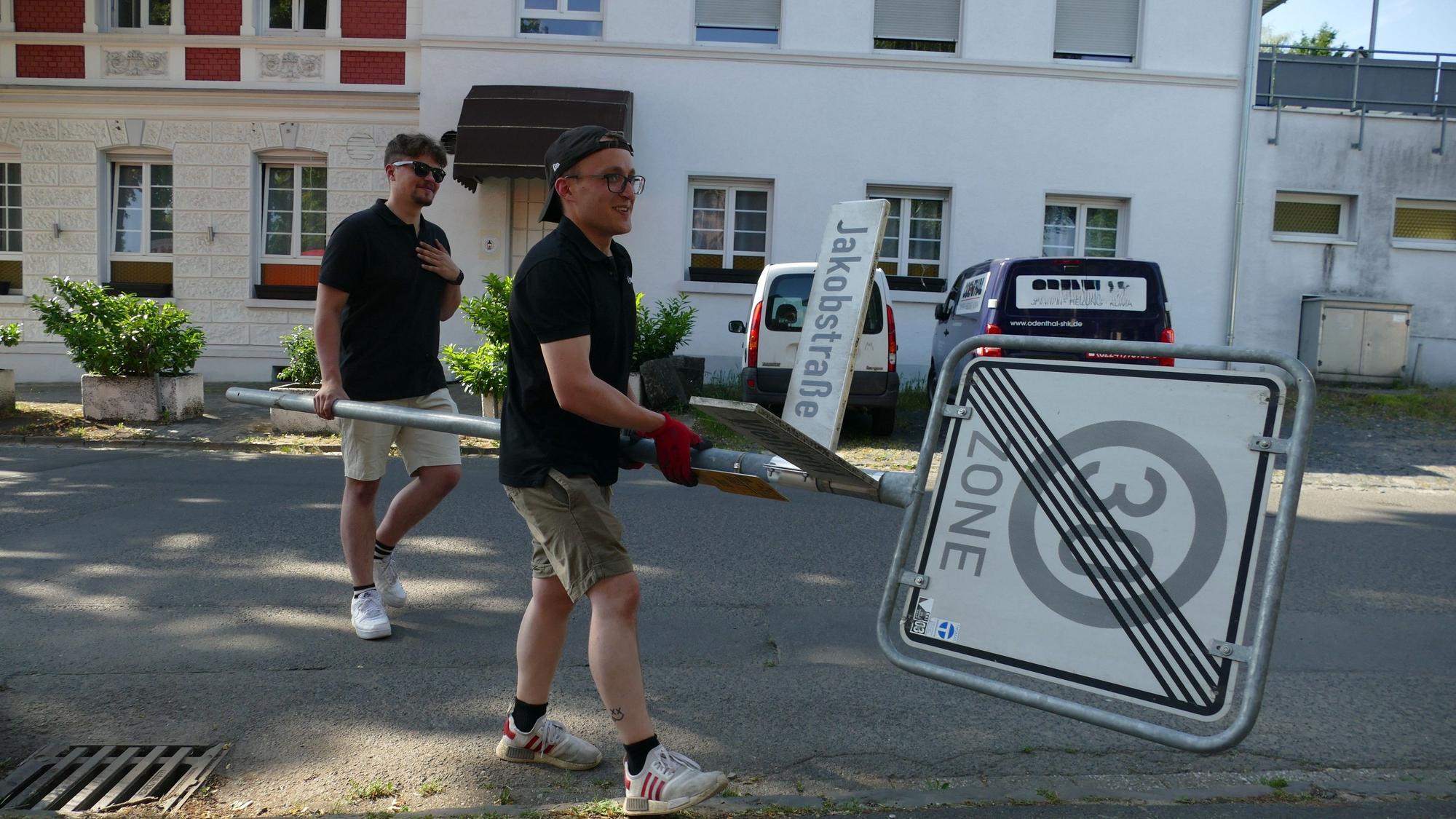 Für die Wolsdorfer Kirmes muss sogar das Straßenschild weichen.
