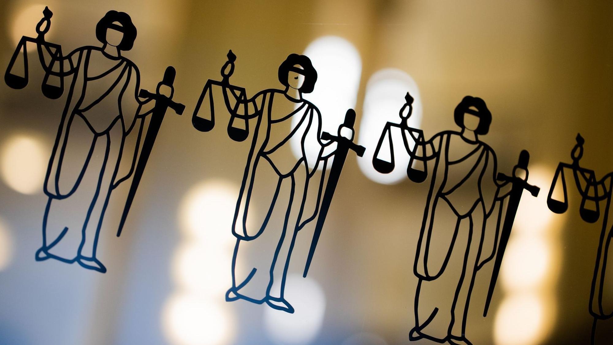 Justitia an der Scheibe des Oberlandesgerichts Köln