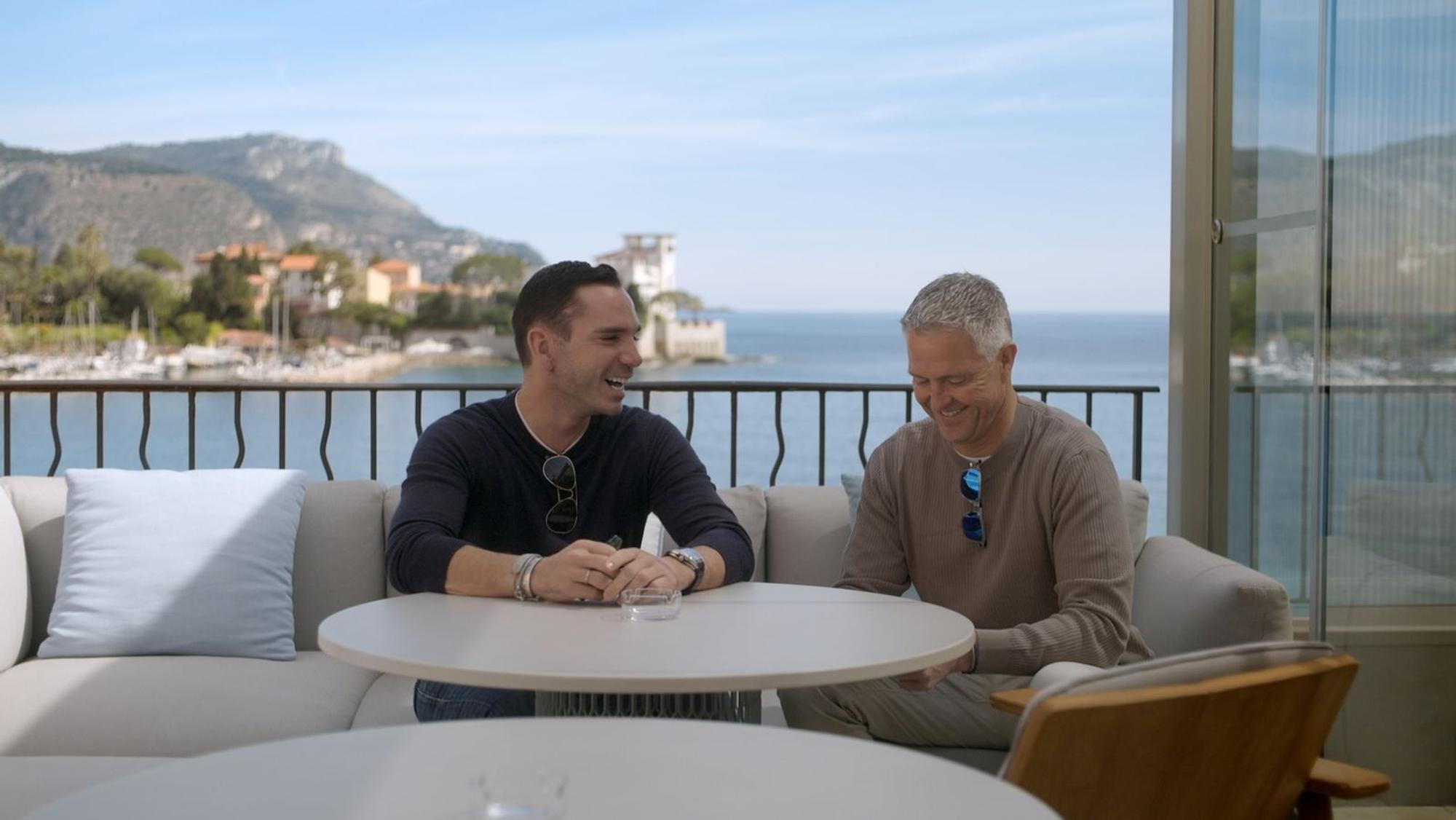 In der Doku-Serie „Ralf & Étienne: Wir sagen Ja“ haben Ralf Schumacher und Étienne Bousquet-Cassagne über ihr Kennenlernen gesprochen. (Bild: Sky/Tresor TV)