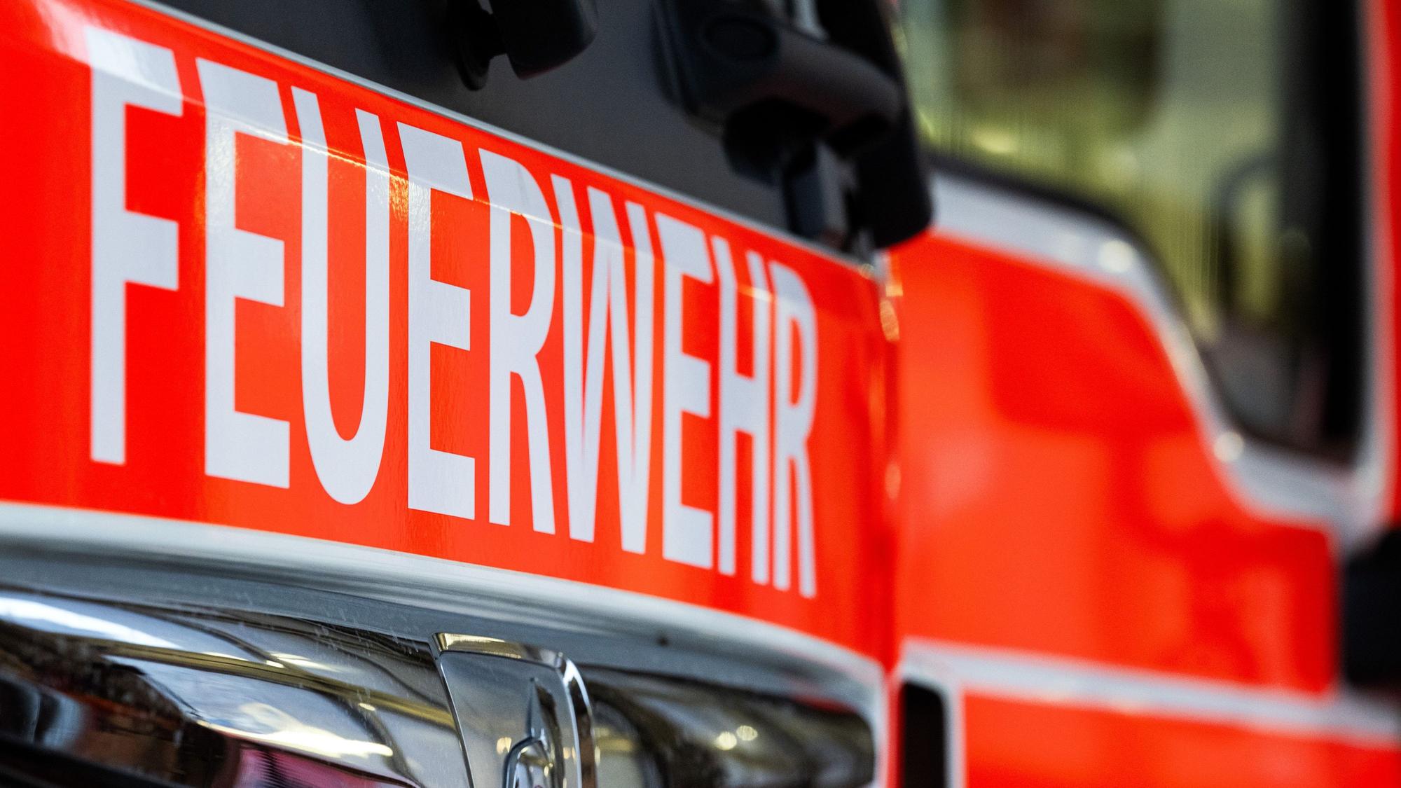 Das Symbolfoto zeigt ein Einsatzfahrzeug mit der Aufschrift «Feuerwehr.