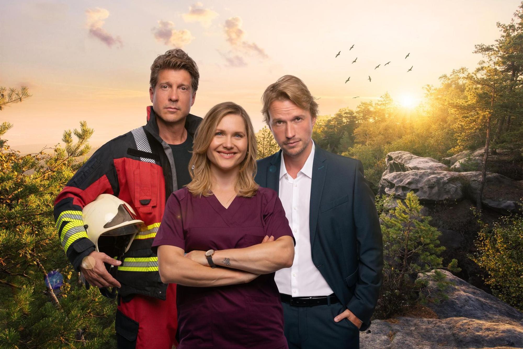 Neben Laura Lippmann sind auch Sebastian Deyle (links) und Christopher Kohn in „Frieda - Mit Feuer und Flamme“ zu sehen. (Bild: Joyn / Claudius Pflug)