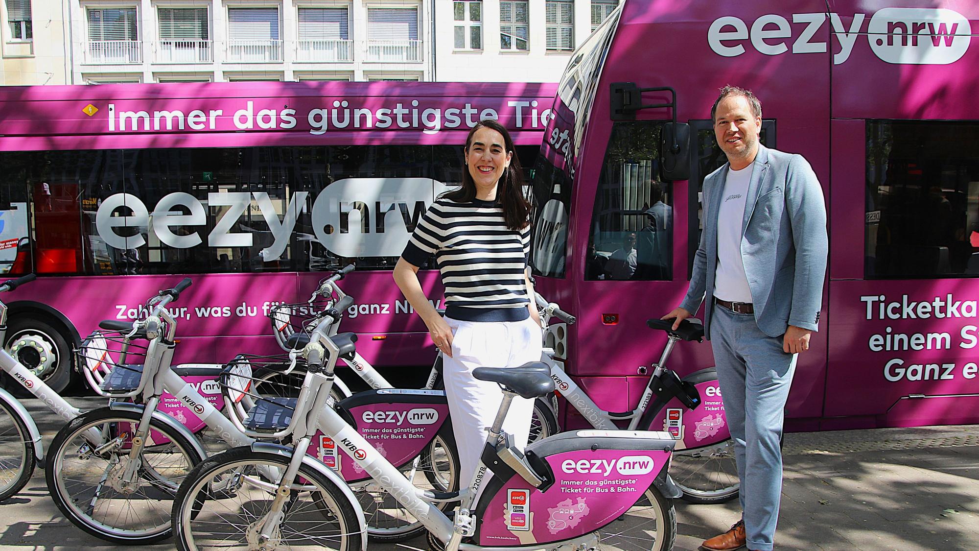 Der langsame Abschied vom Papierticket: KVB-Chef Marcel Winter und Bereichsleiterin Anja Höhn stellen auf dem Neumarkt die Digitaloffensive für eezy.NRW vor.