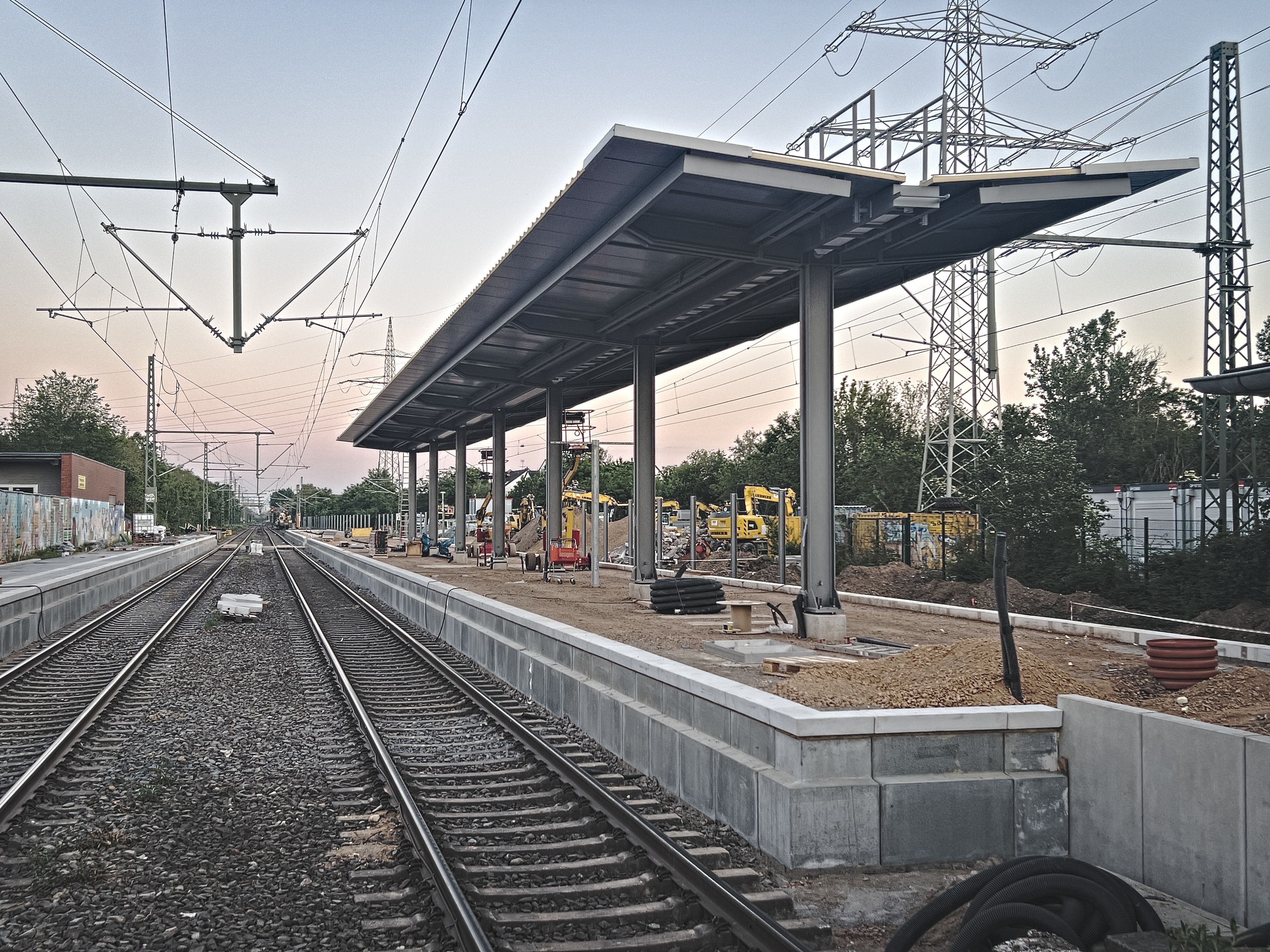 Der neue Manforter Bahnhof nimmt langsam Gestalt an.