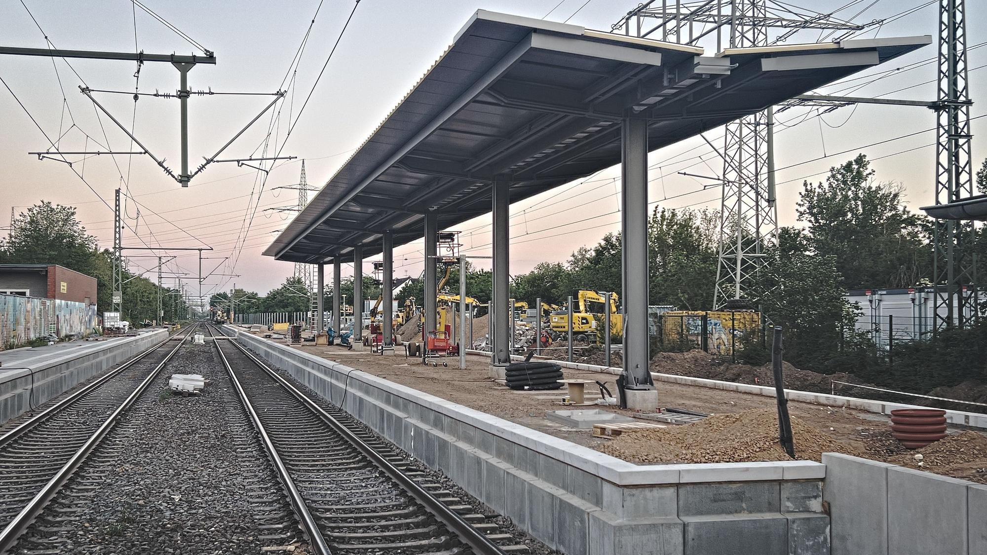 Der neue Manforter Bahnhof nimmt langsam Gestalt an.