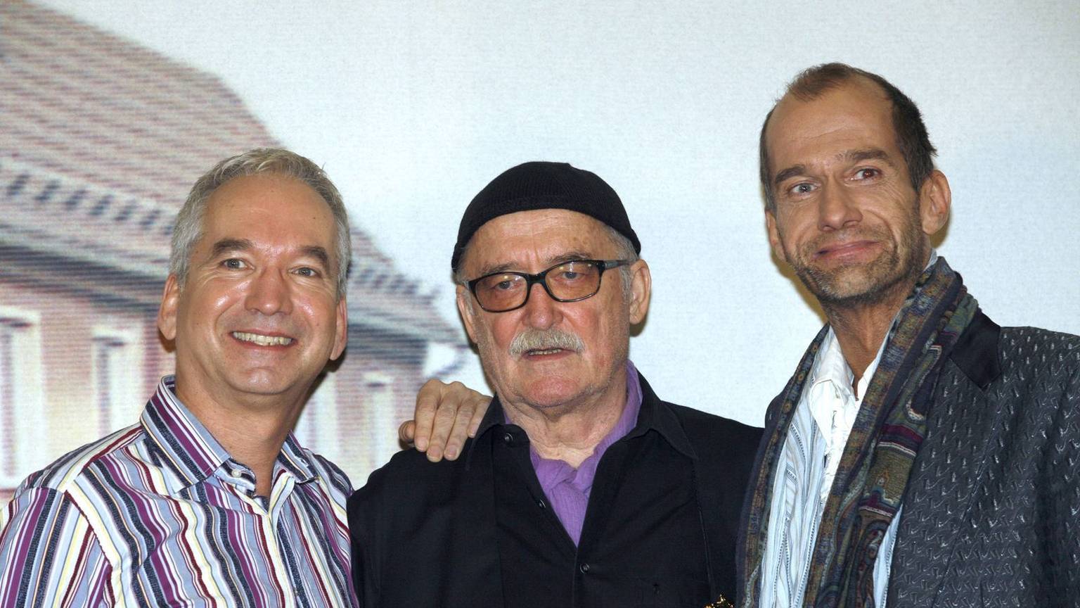 Sie bekommen einen Orden verliehen (von links): Schauspieler Klaus Vincon, Produzent Hans W. Geißendörfer und Schauspieler Georg Uecker. (Bild: IMAGO / Sven Simon)