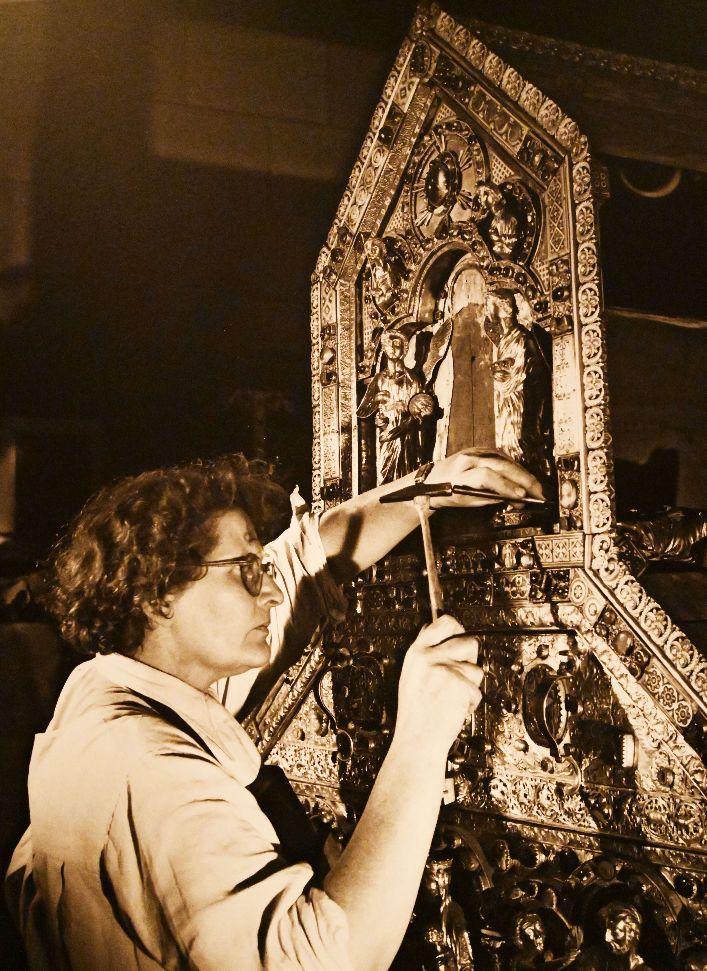 19.04.2024 Köln. Eine neue Ausstellung in der Domschatzkammer. Zu Sehen sind Arbeiten der Goldschmiedin Elisabeth Treskow (1898-1992) .