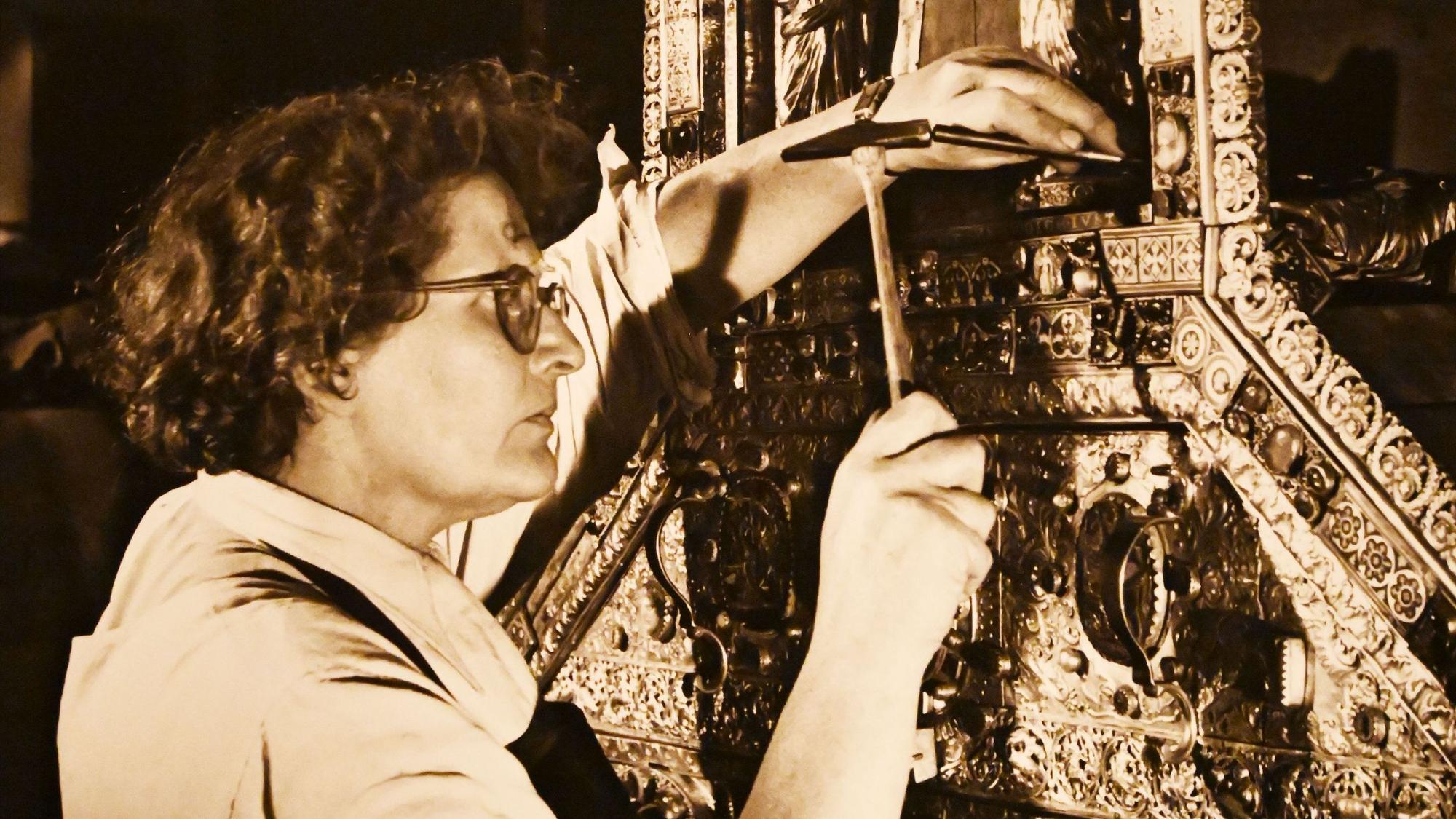 19.04.2024 Köln. Eine neue Ausstellung in der Domschatzkammer. Zu Sehen sind Arbeiten der Goldschmiedin Elisabeth Treskow (1898-1992) .